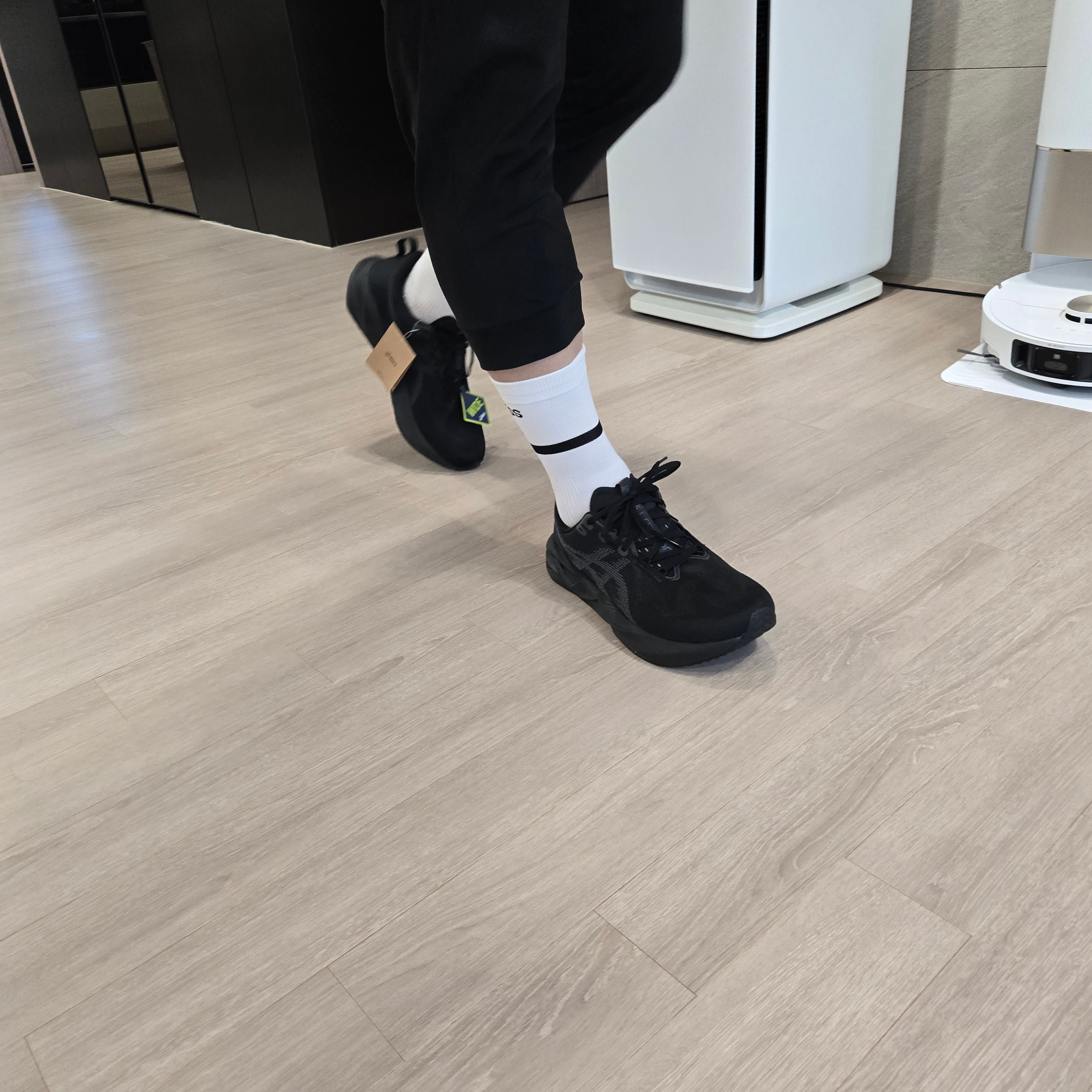 Asics Novablast 5 Black Carrier Grey - 2E Wide 착용 스타일 - 1