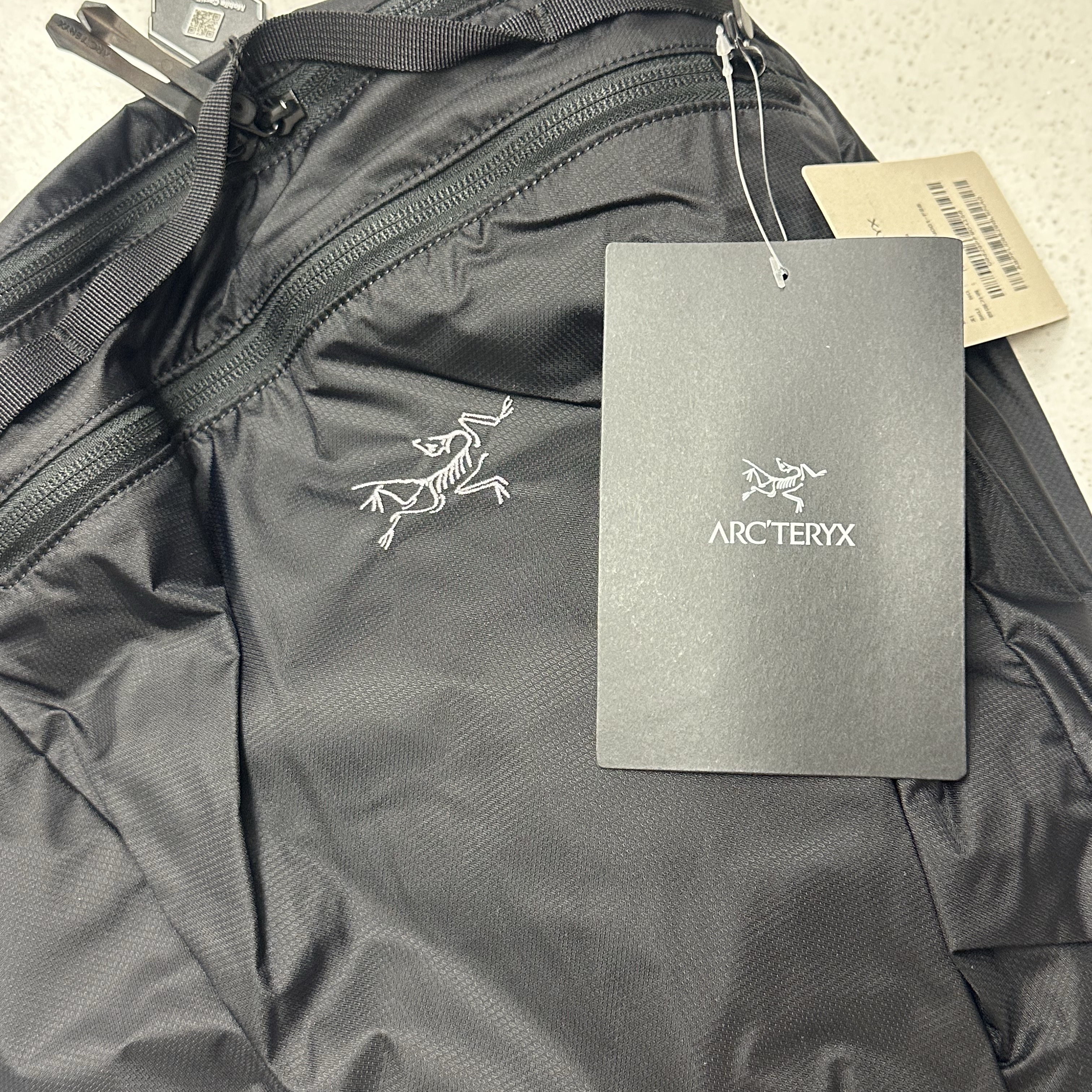 Arc'teryx Heliad 15 Backpack Black 착용 스타일 - 3