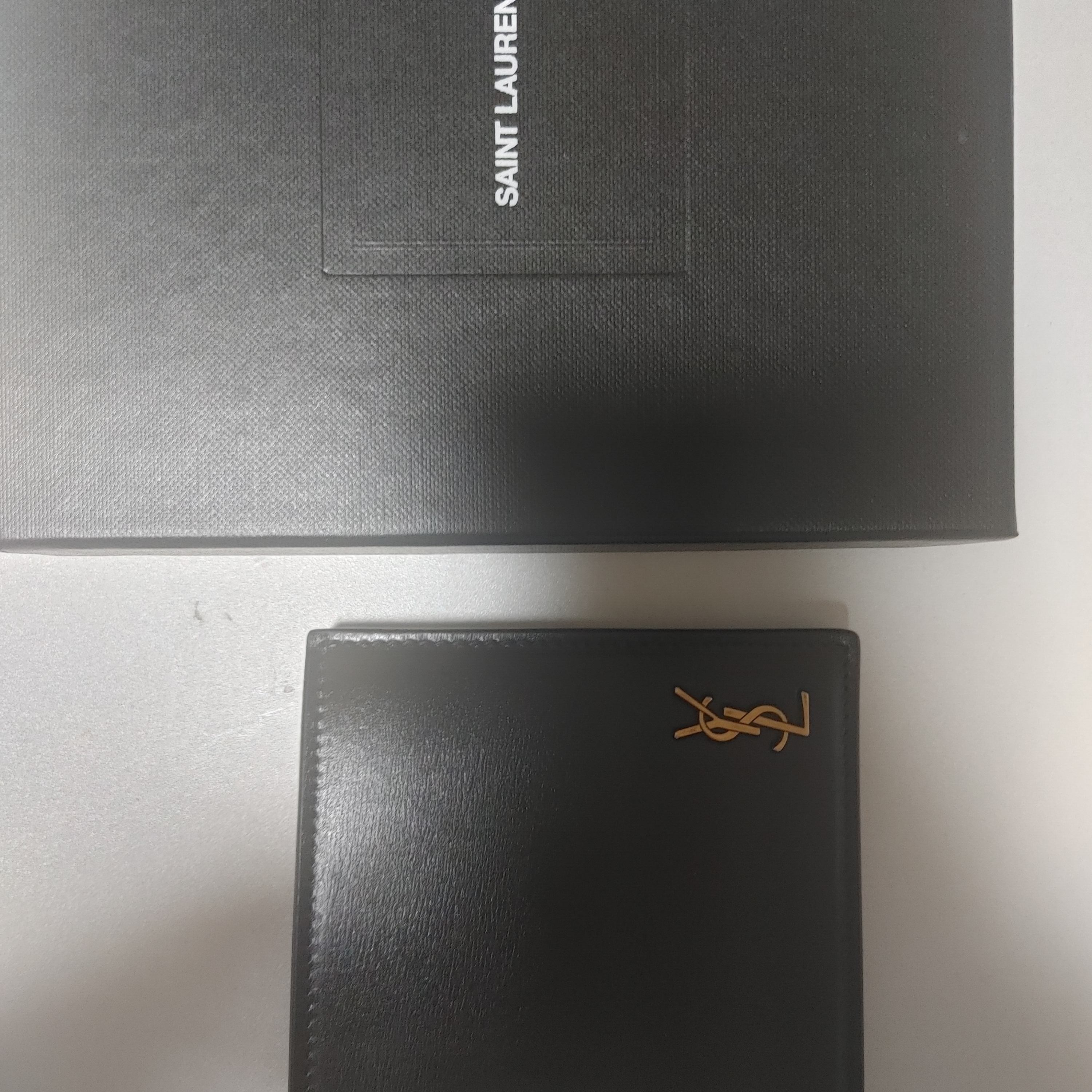 Saint Laurent Tiny Cassandre East/West Wallet in Shiny Leather Black 착용 스타일 - 2