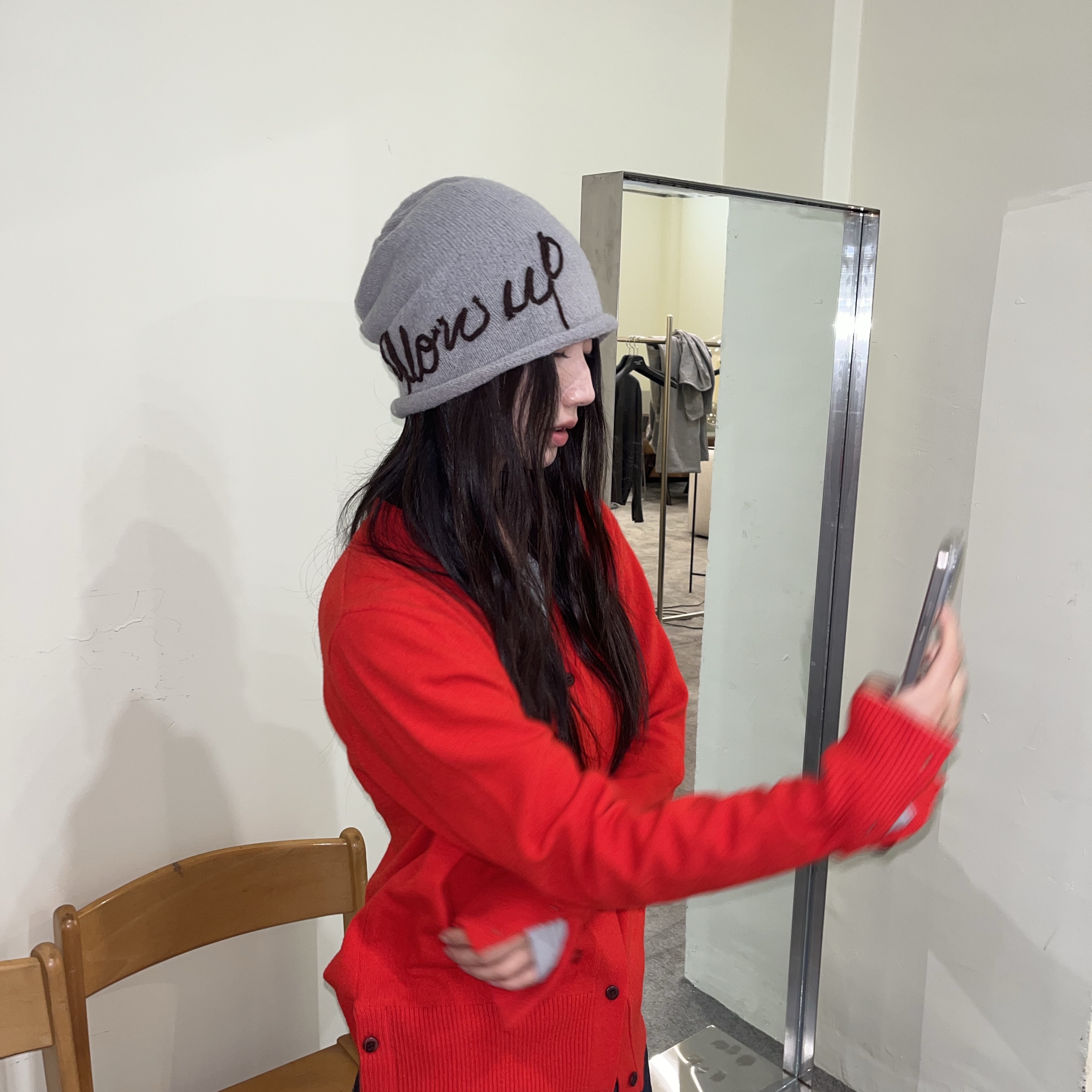 Blue Sunflower Mohair Glow Up Beanie Grey, Blue Sunflower Bloom Rems Wool Cardigan Red 착용 스타일 - 3