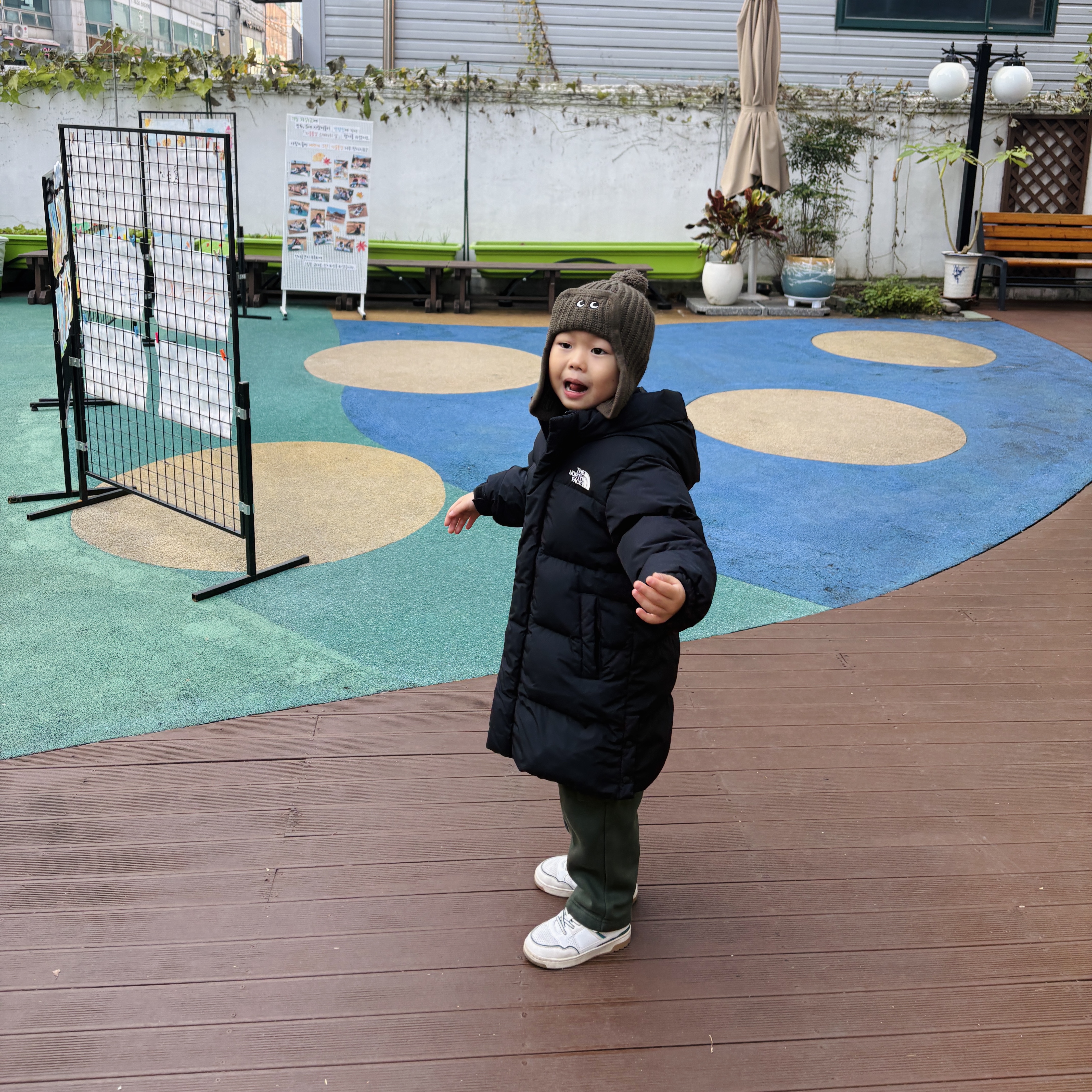 (Kids) The North Face Go Free Down Coat Black 착용 스타일 - 2