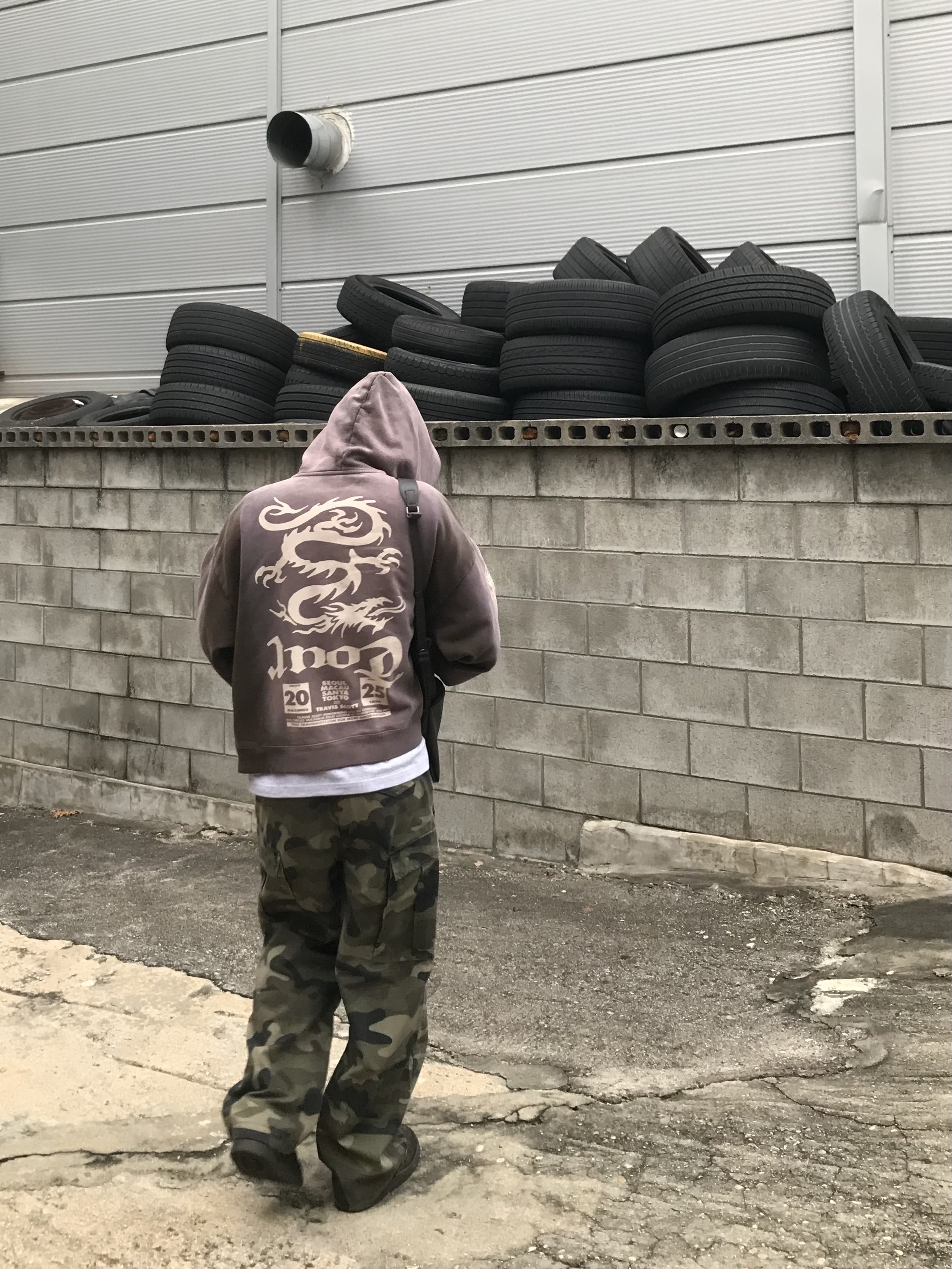 Travis Scott Circus Maximus Stadium Tour 25 Zip Hoodie, Jordan 1 x Travis Scott Retro Low OG SP Velvet Brown and Dark Mocha 착용 스타일 - 1