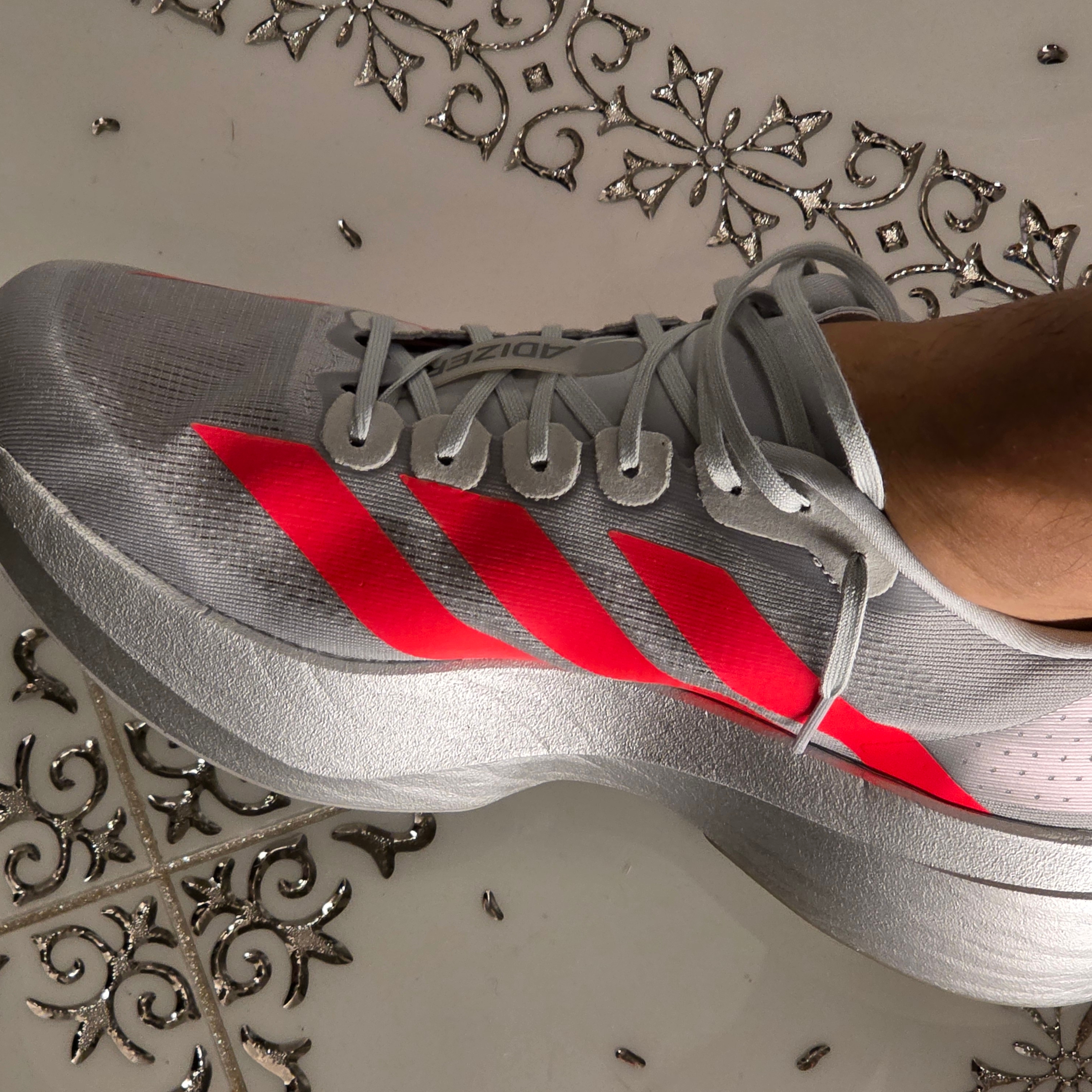 Adidas Adizero EVO SL Silver Metallic Lucid Red 착용 스타일
