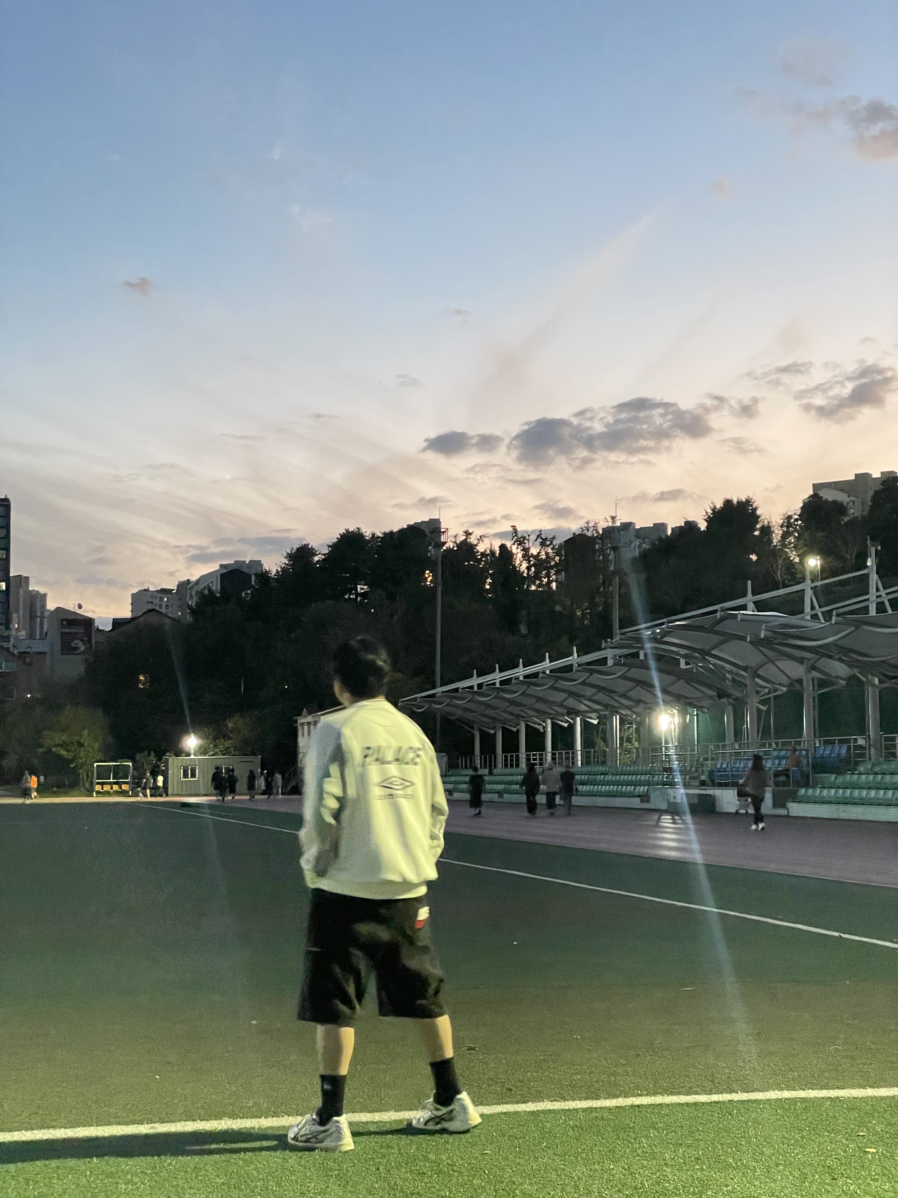 Palace x Umbro Crewneck White - 24SS, Supreme x Nike Denim Short Black - 24SS 착용 스타일 - 3