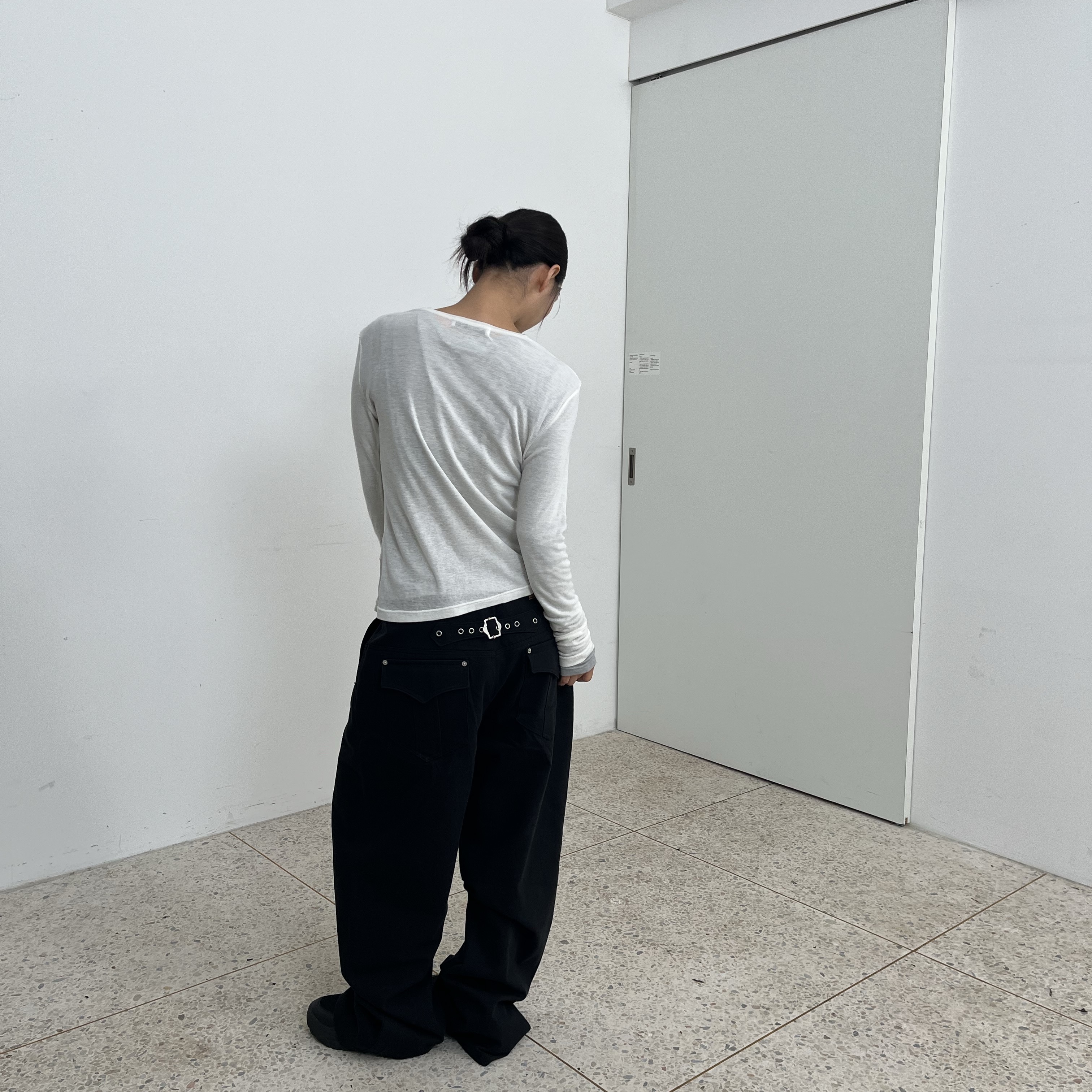 Blue Sunflower Curved Heritage Cinch Back Pants Black, Blue Sunflower Layered Long Sleeve T-Shirt Ivory 착용 스타일 - 2