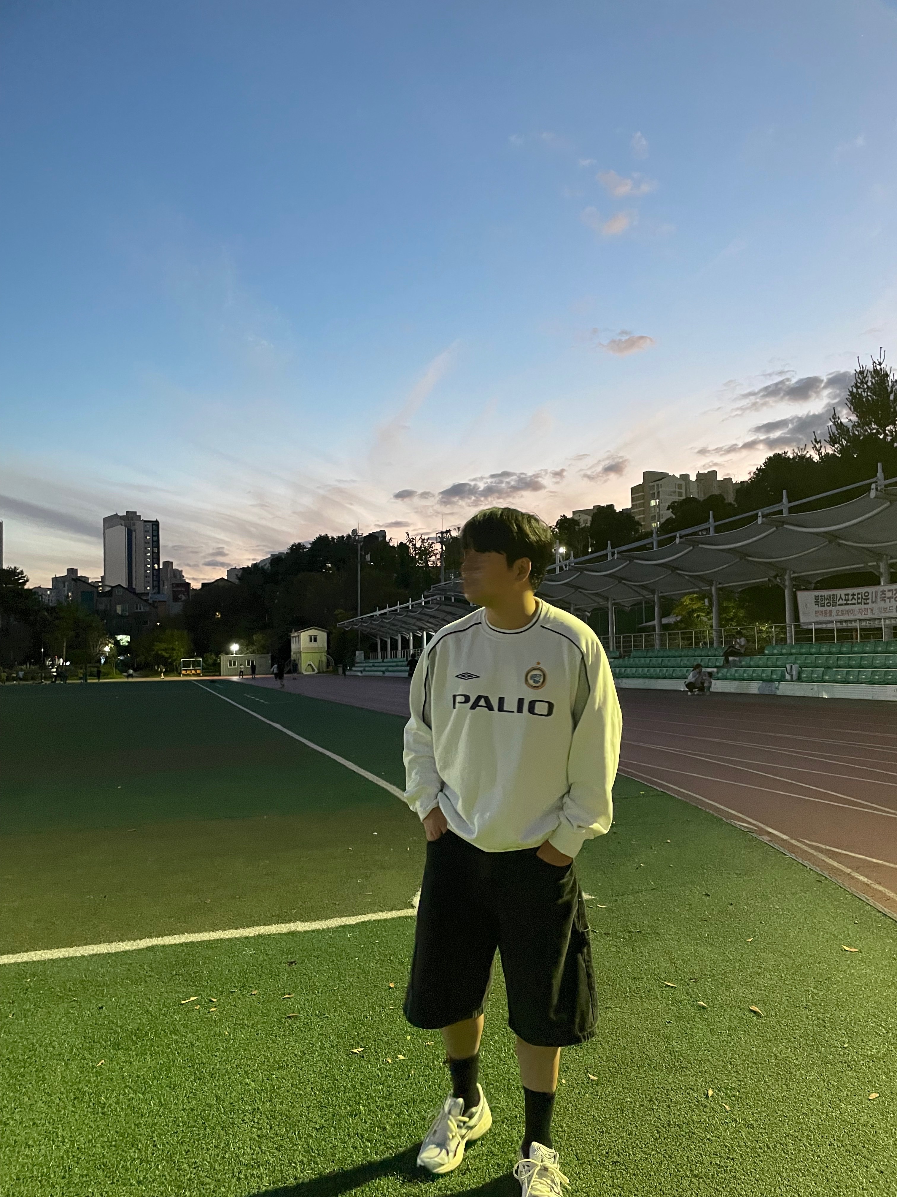 Palace x Umbro Crewneck White - 24SS, Supreme x Nike Denim Short Black - 24SS 착용 스타일 - 1