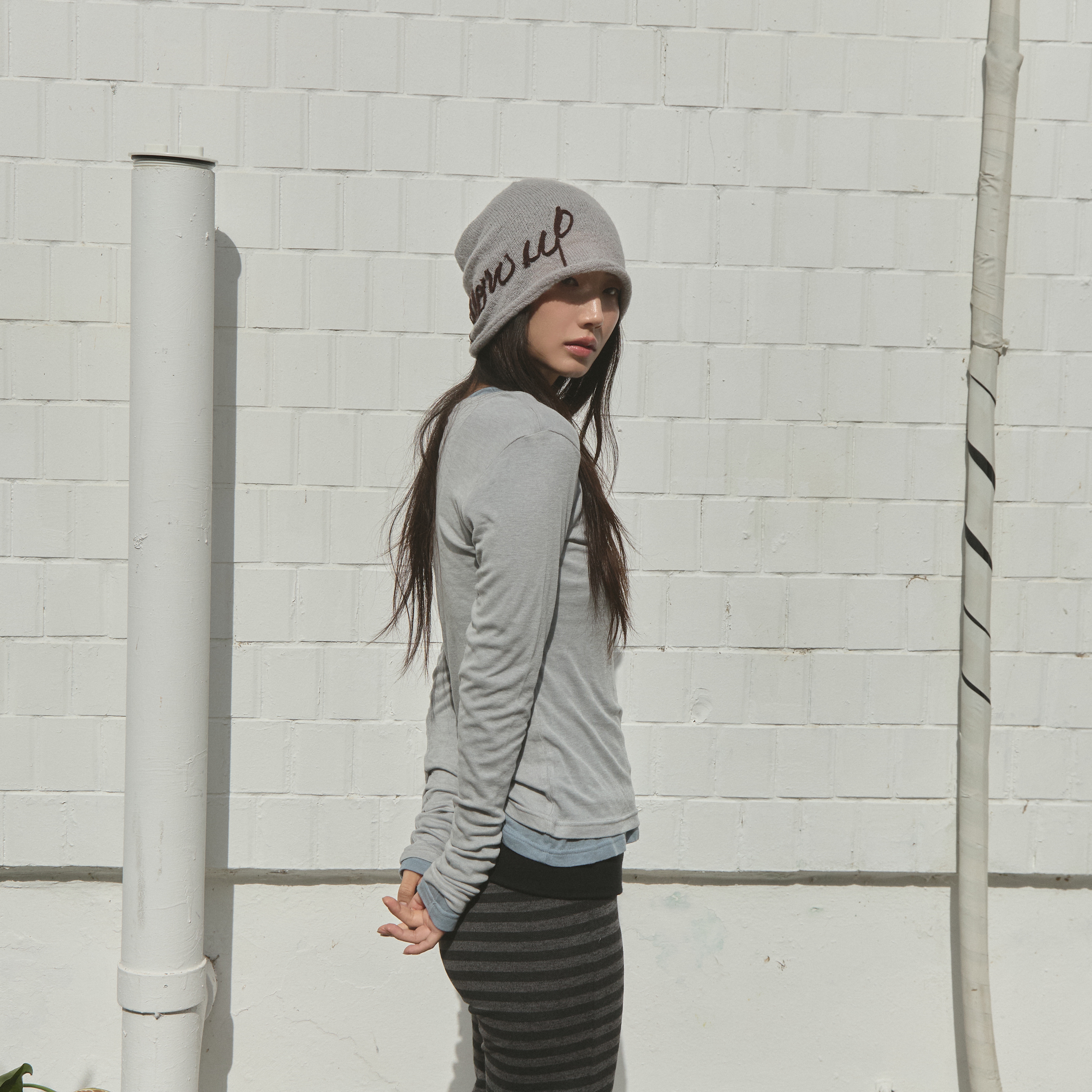 Blue Sunflower Folding Stripe Sweatpants, Blue Sunflower Layered Long Sleeve T-Shirt Grey 착용 스타일 - 1