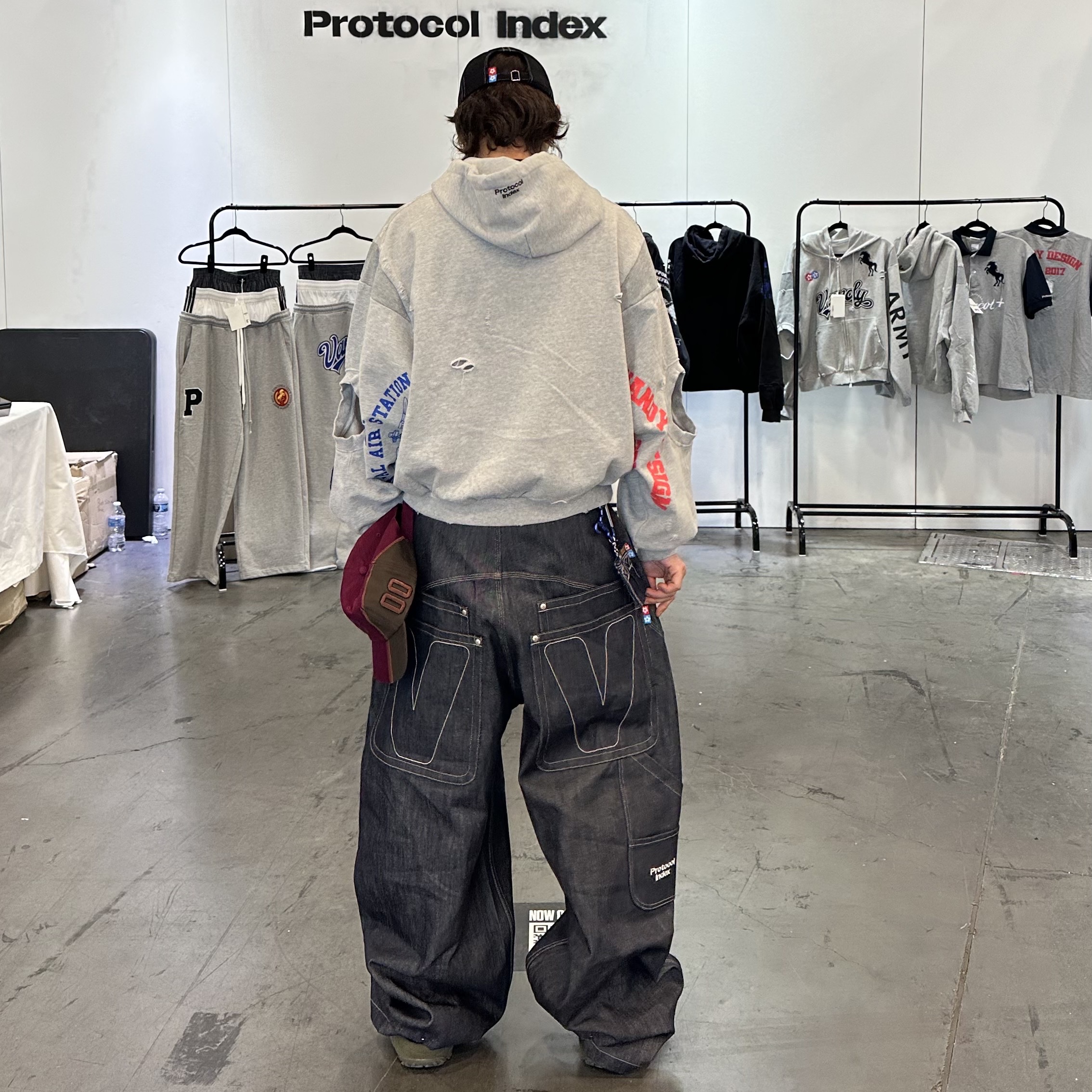 Protocol Index x Vandy The Pink Reconstructed Sweatshirts Zip Hoodie Melange Grey, Protocol Index x Vandy The Pink Retro Baggy Denim Pants Indigo Blue 착용 스타일 - 2