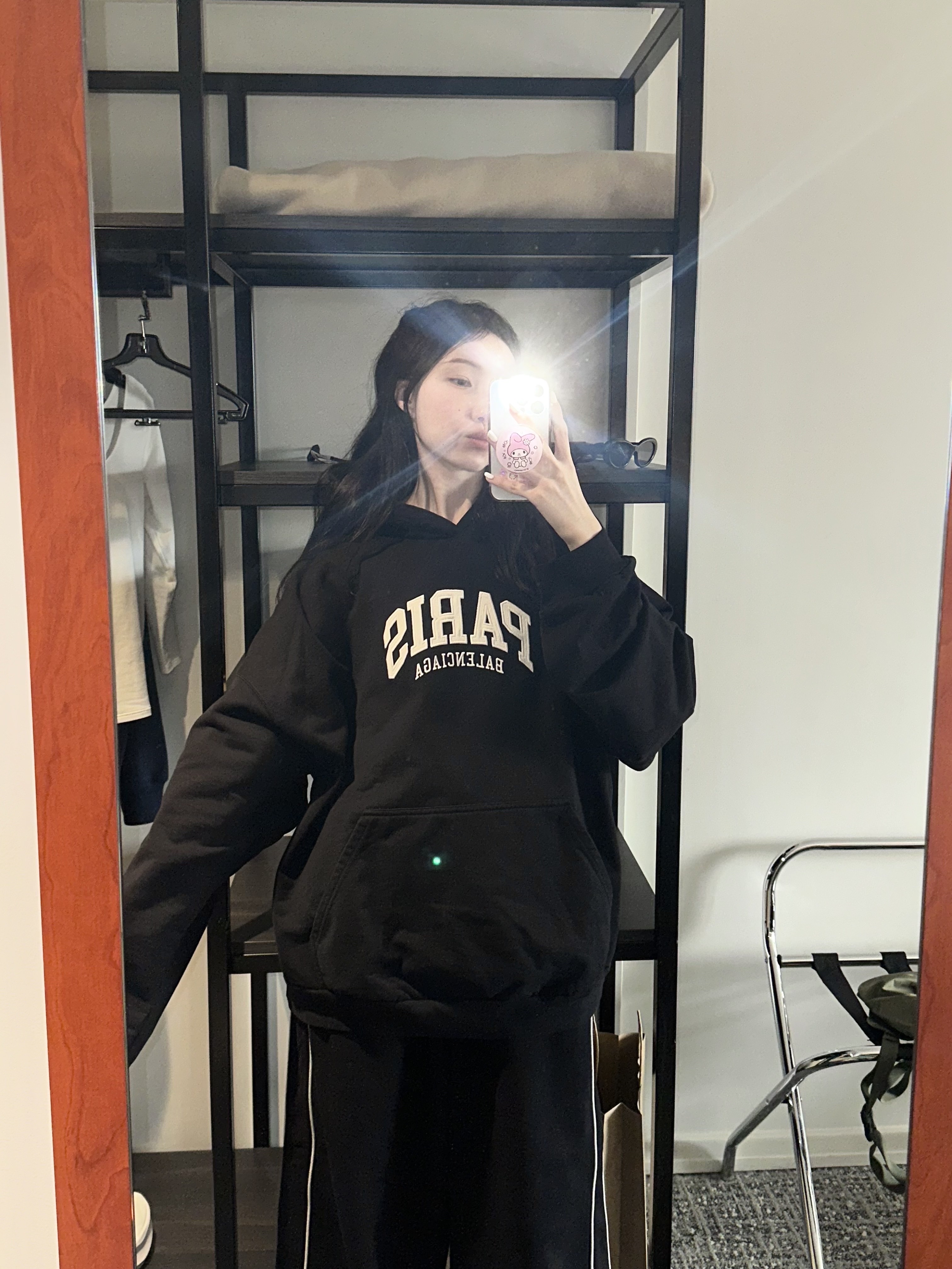 Balenciaga Cities Paris Hoodie Wide Fit Black, Balenciaga 3B Sports Icon Track Pants Black 착용 스타일 - 10