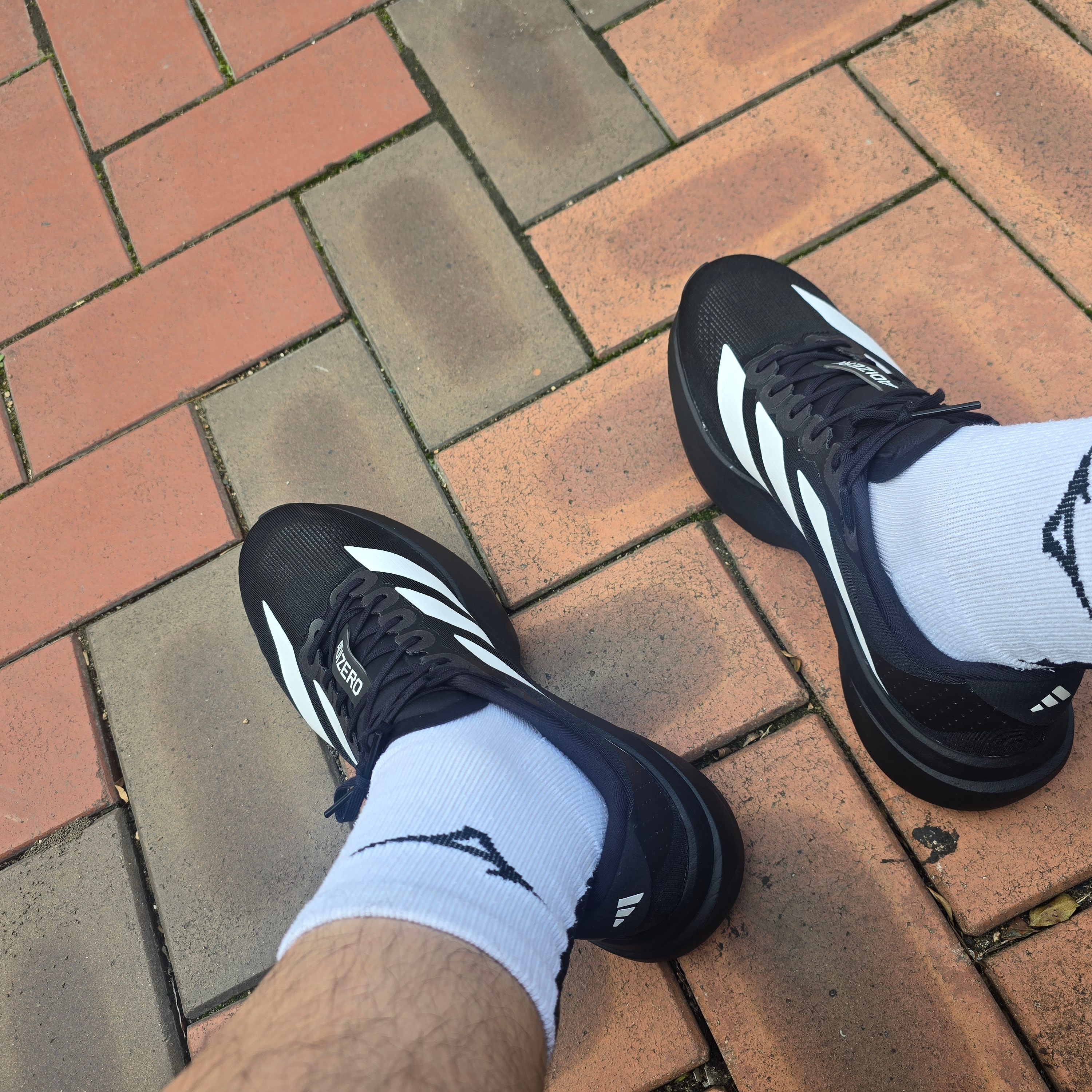 Adidas Adizero EVO SL Core Black Cloud White 착용 스타일