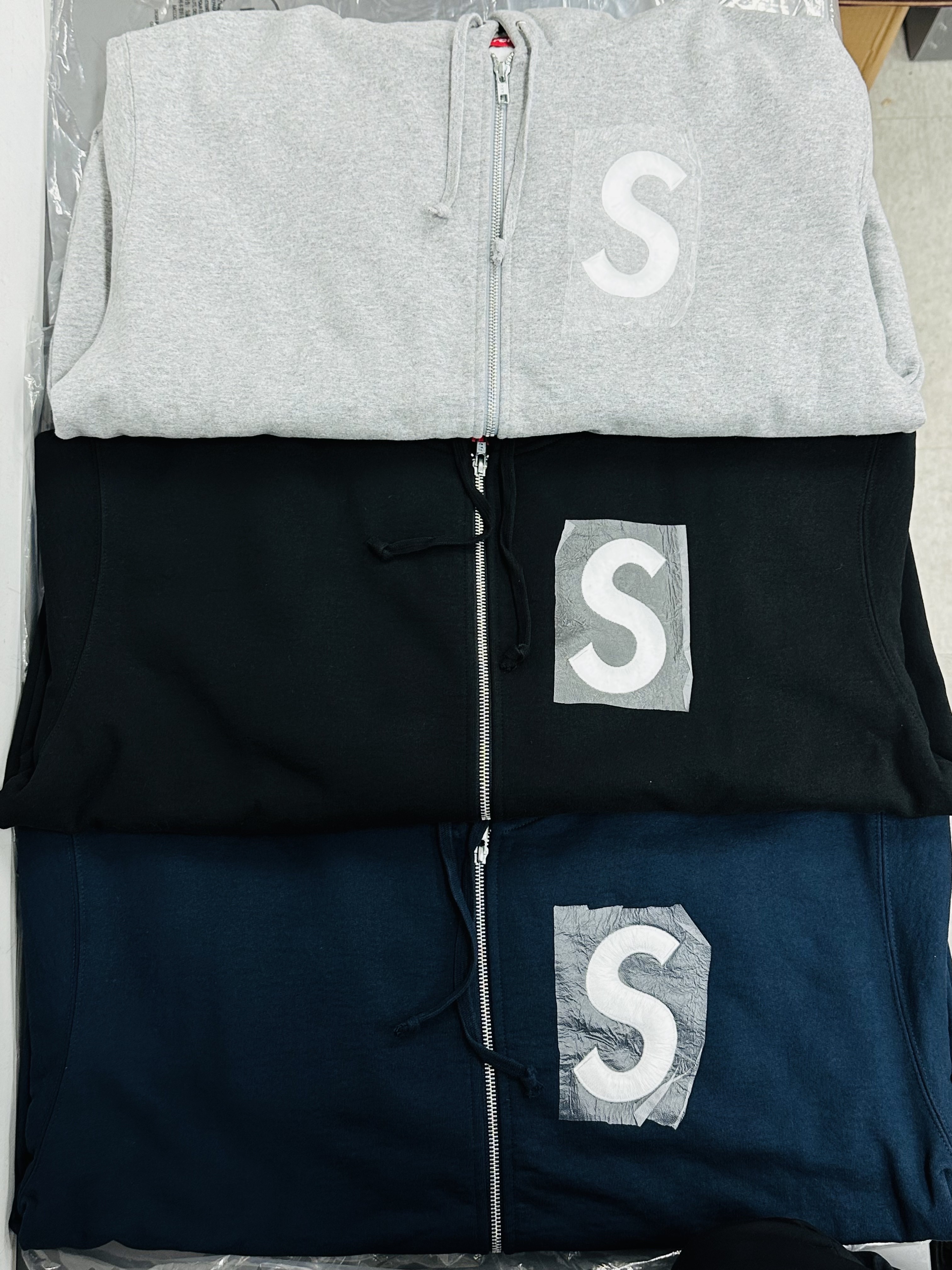 Supreme S Logo Zip Up Hooded Sweatshirt Black - 25FW, Supreme S Logo Zip Up Hooded Sweatshirt Heather Grey - 25FW 착용 스타일