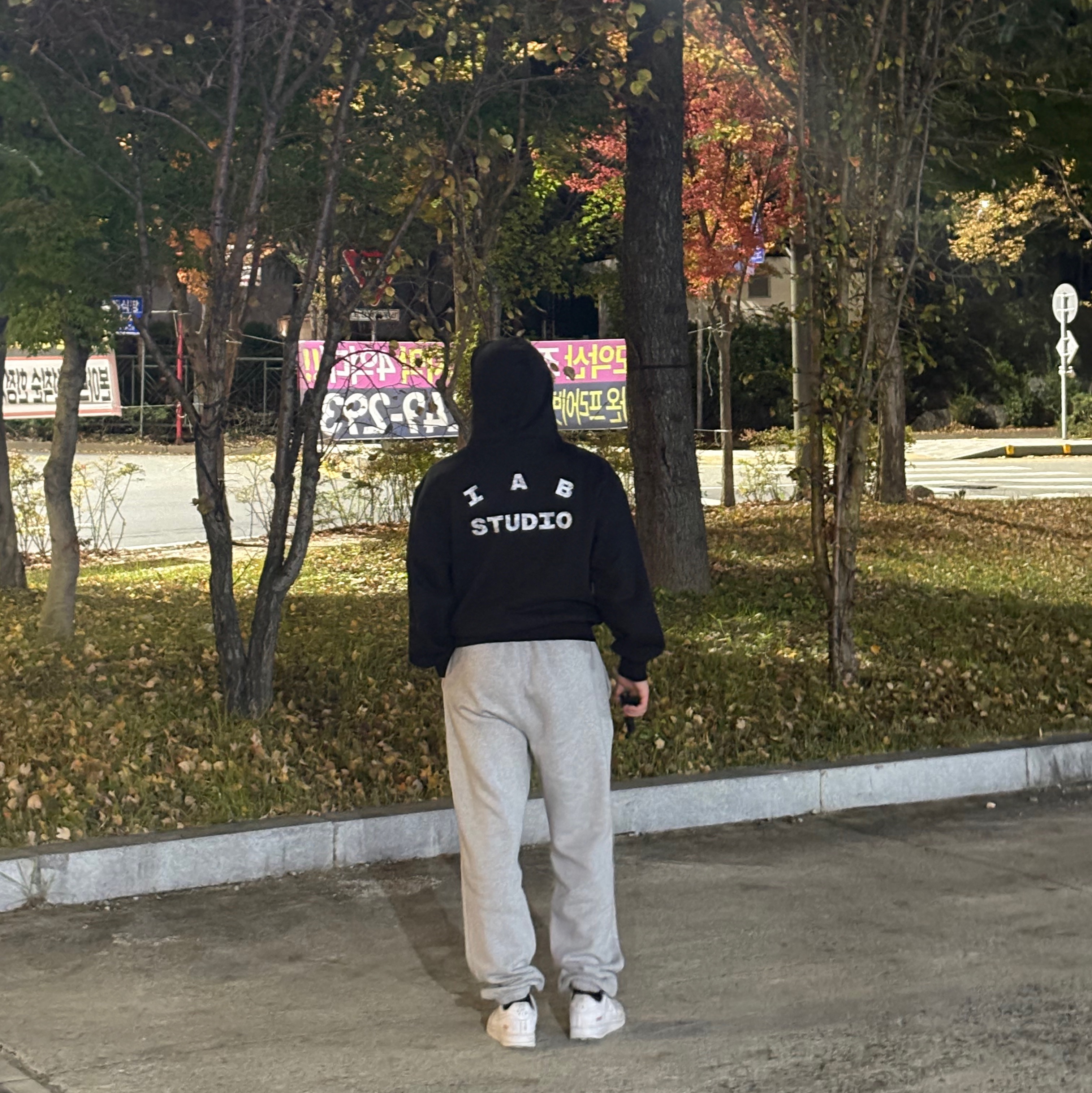 IAB Studio IAB Camo Logo Hoodie Black, IAB Studio IAB Straight Logo Sweatpants Gray 착용 스타일