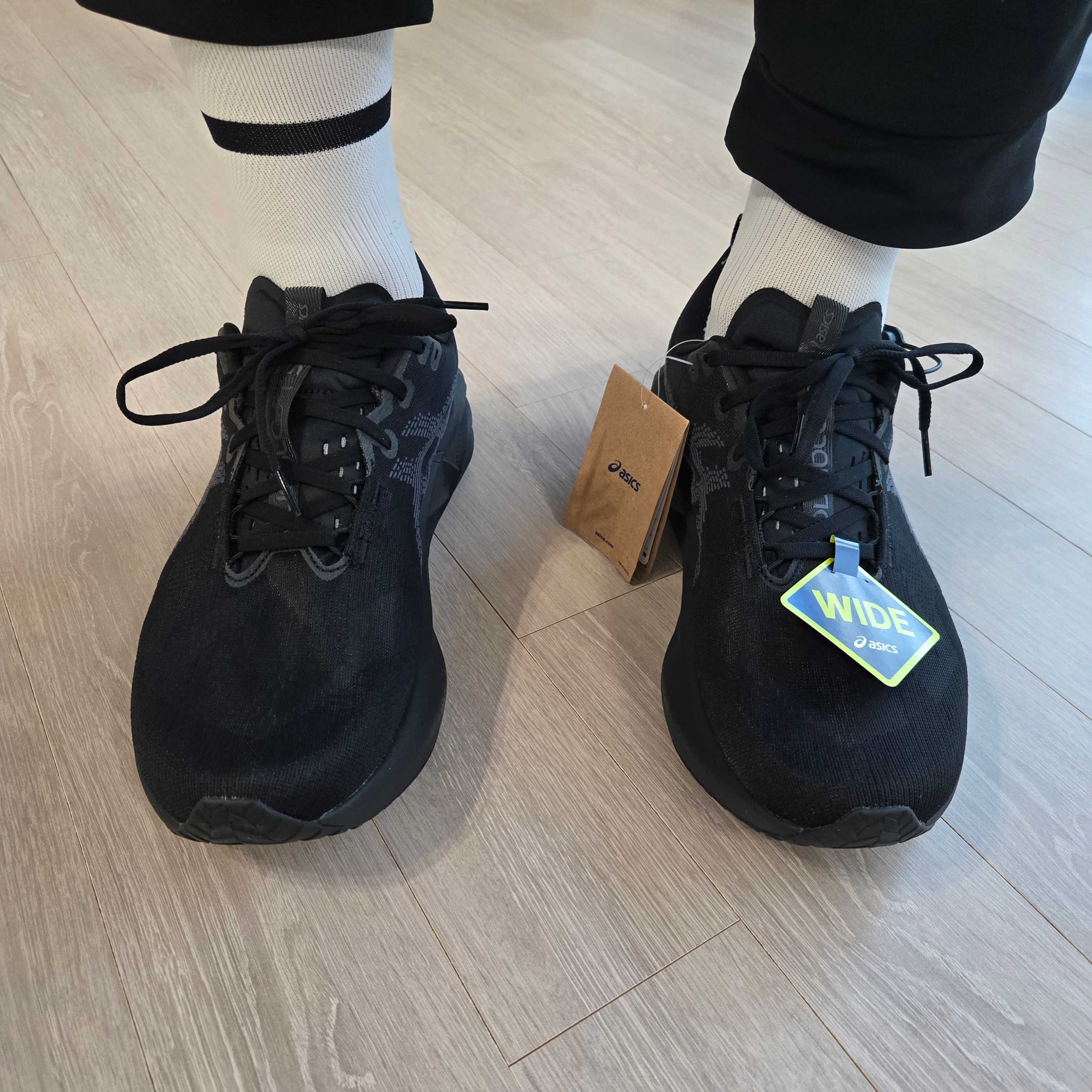 Asics Novablast 5 Black Carrier Grey - 2E Wide 착용 스타일 - 4