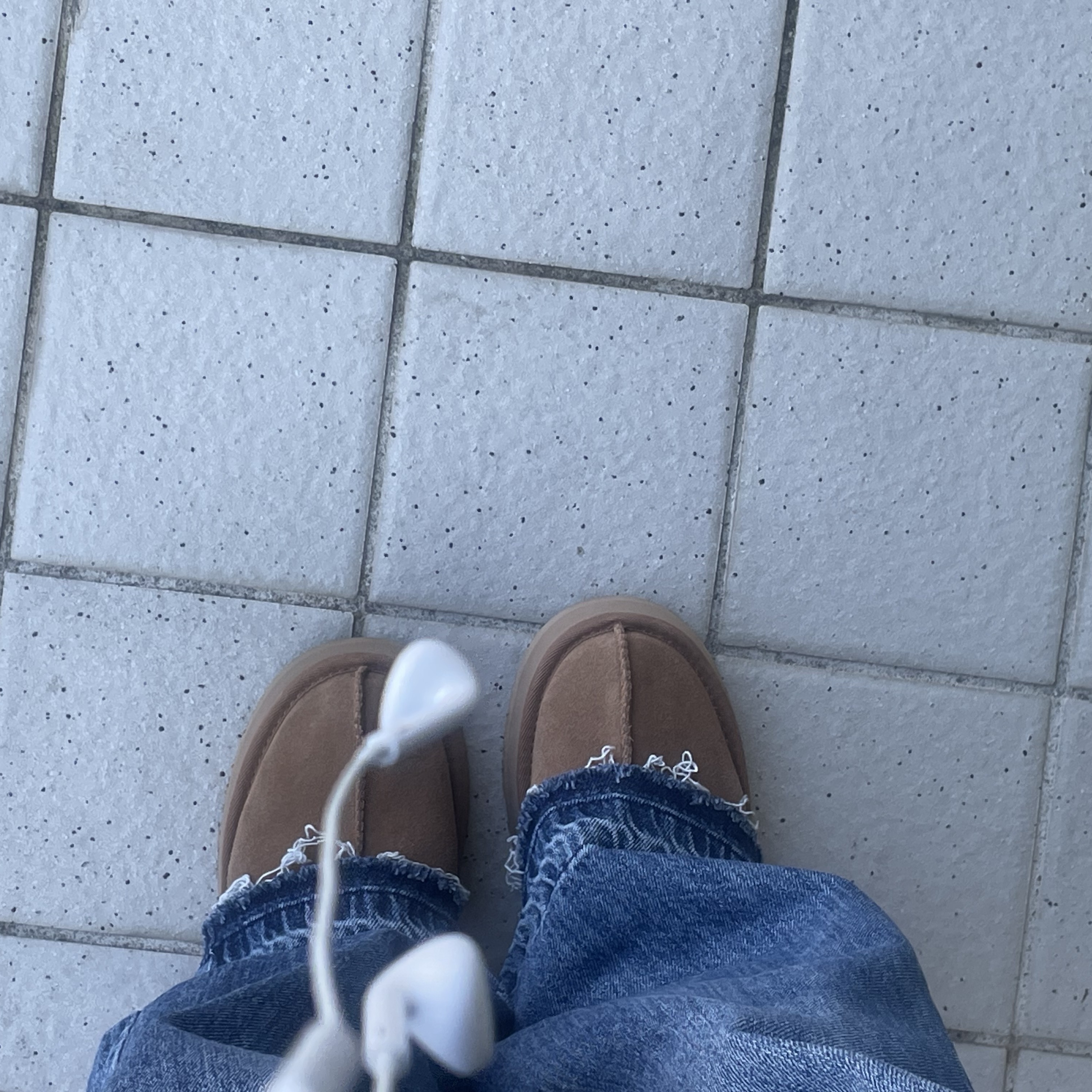 (W) UGG Tazz Slipper Chestnut 착용 스타일 - 1