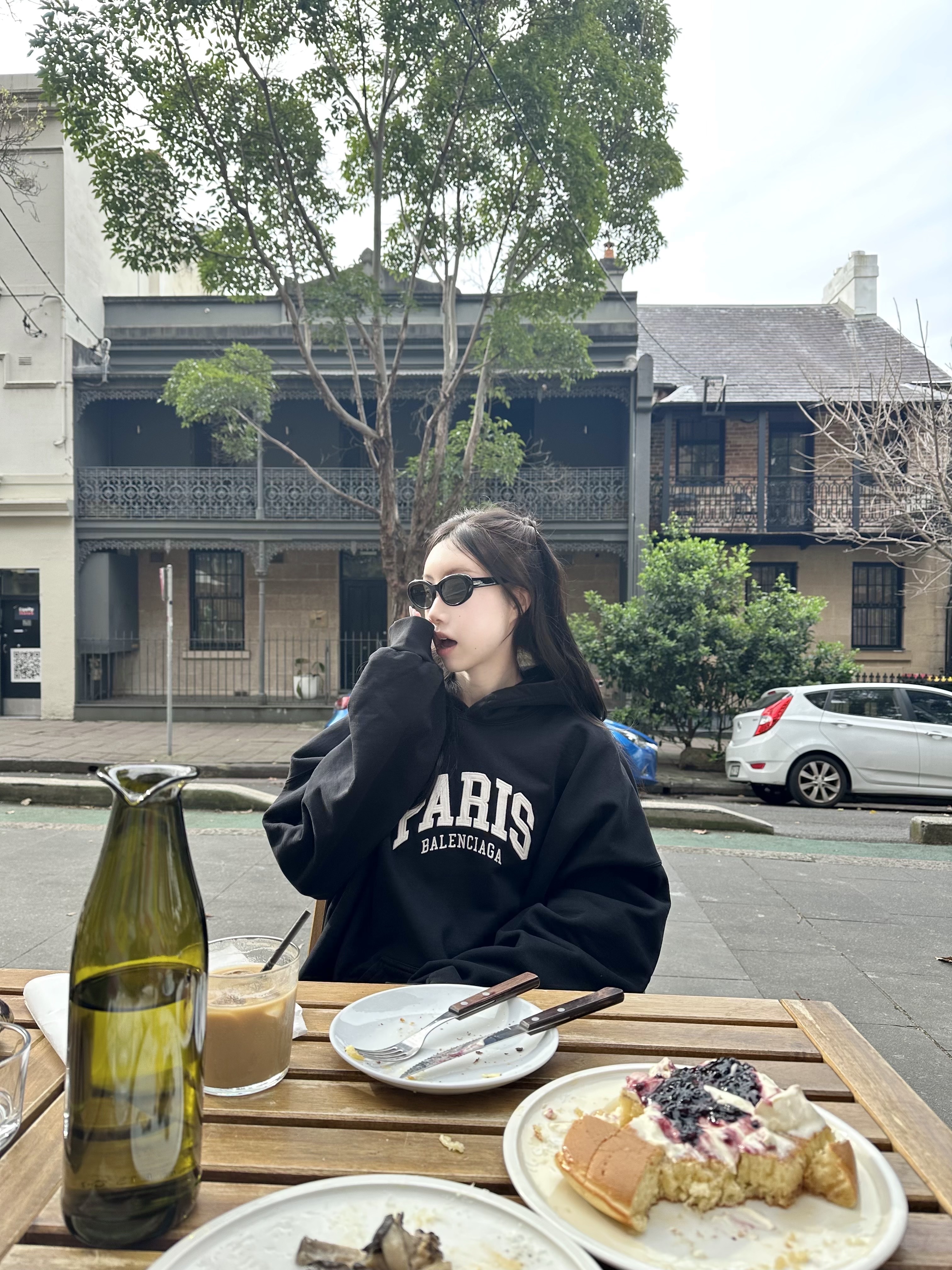 Balenciaga Cities Paris Hoodie Wide Fit Black, Balenciaga 3B Sports Icon Track Pants Black 착용 스타일 - 1