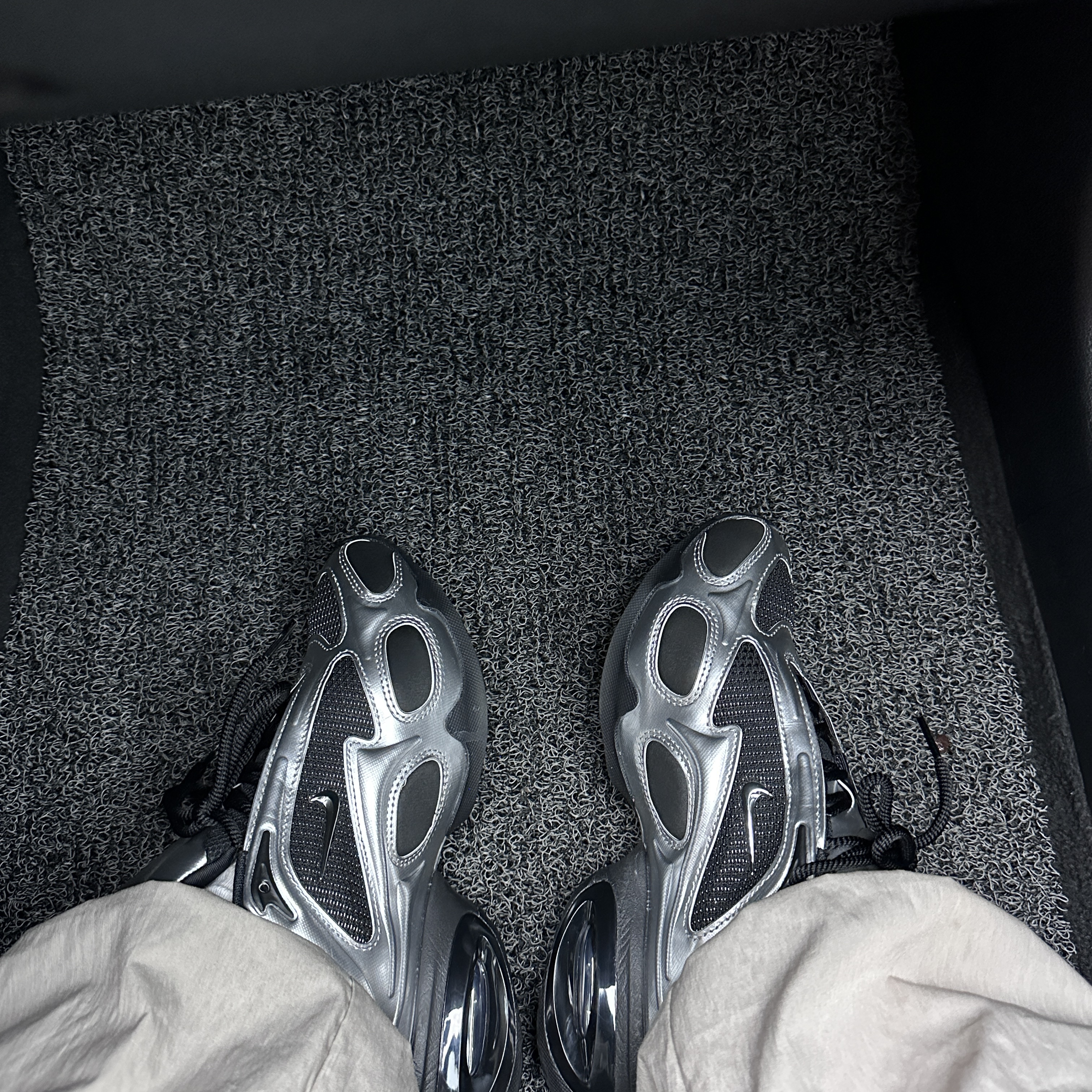 (W) Nike Air Max Muse Black and Metallic Silver 착용 스타일 - 2