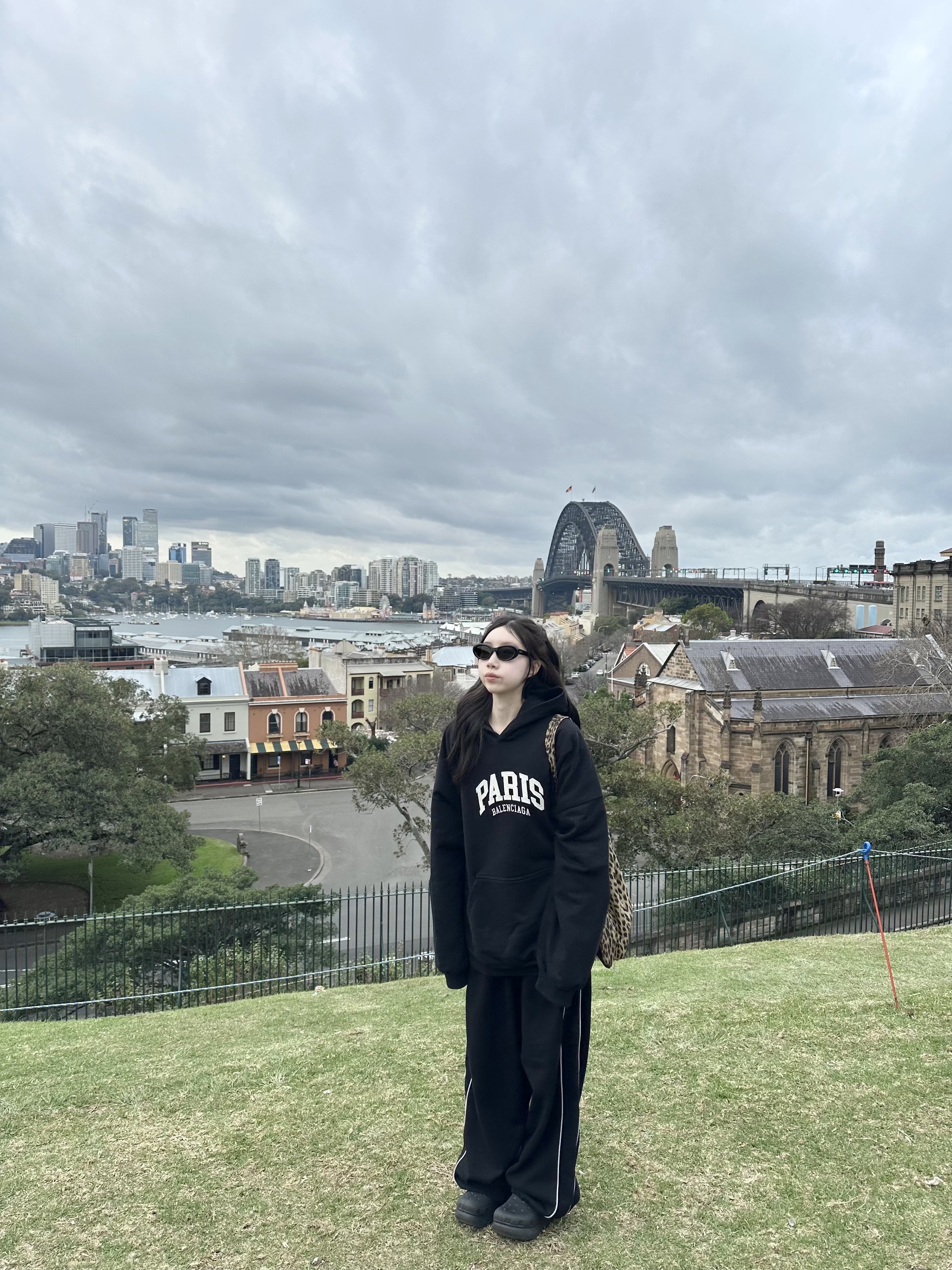 Balenciaga Cities Paris Hoodie Wide Fit Black, Balenciaga 3B Sports Icon Track Pants Black 착용 스타일 - 7