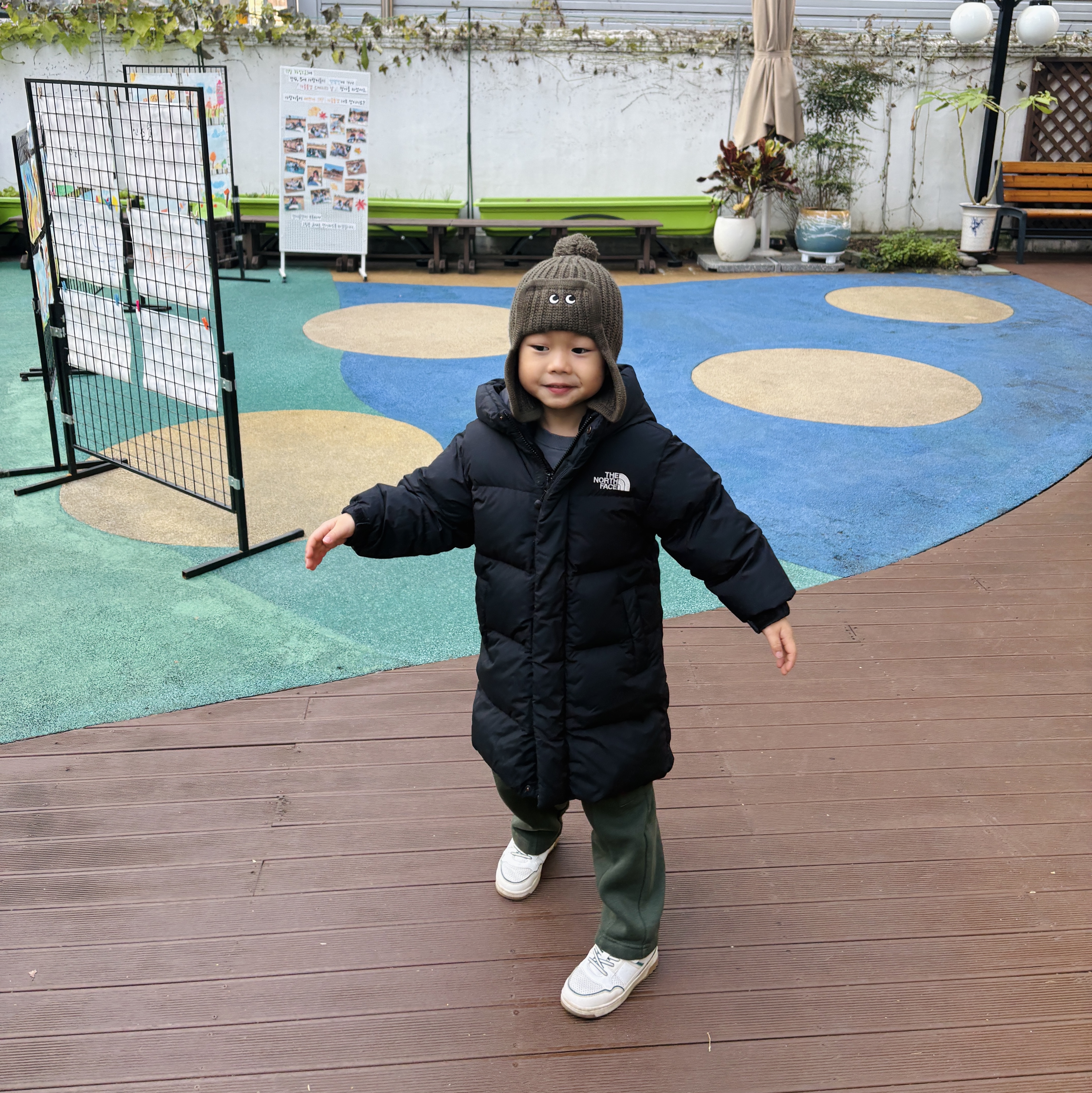 (Kids) The North Face Go Free Down Coat Black 착용 스타일 - 4