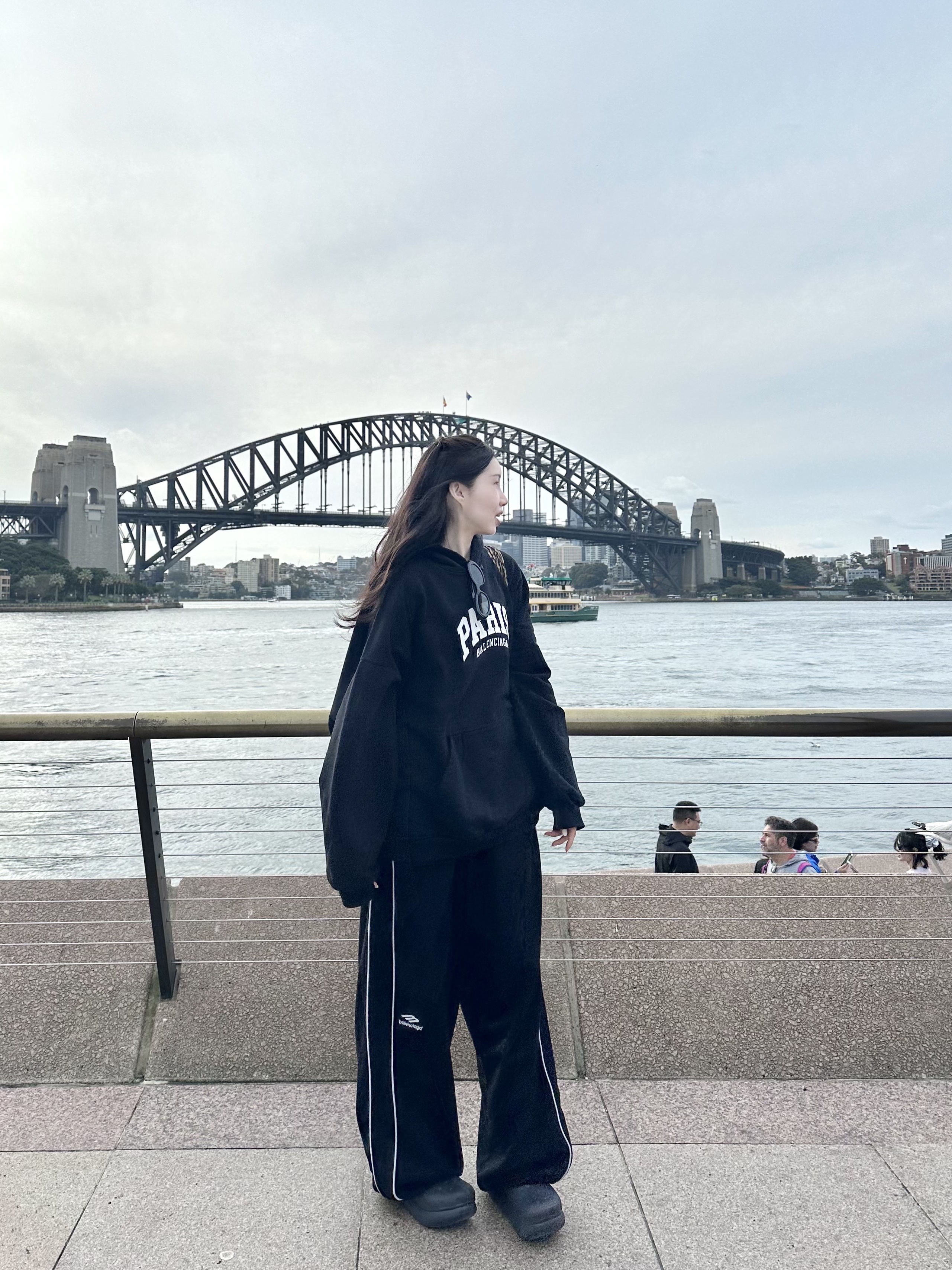 Balenciaga Cities Paris Hoodie Wide Fit Black, Balenciaga 3B Sports Icon Track Pants Black 착용 스타일 - 8