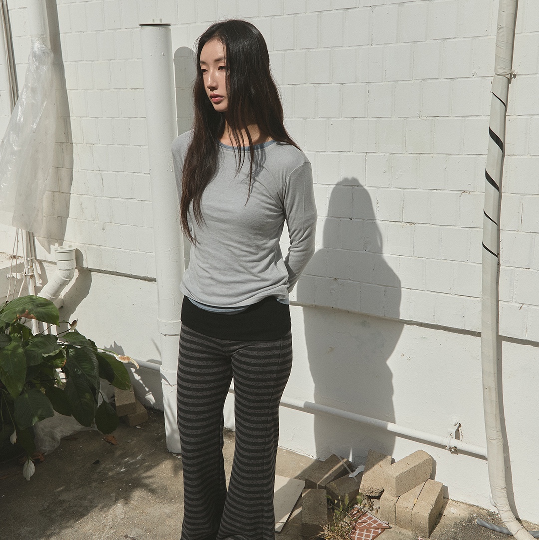 Blue Sunflower Folding Stripe Sweatpants, Blue Sunflower Layered Long Sleeve T-Shirt Grey 착용 스타일 - 3