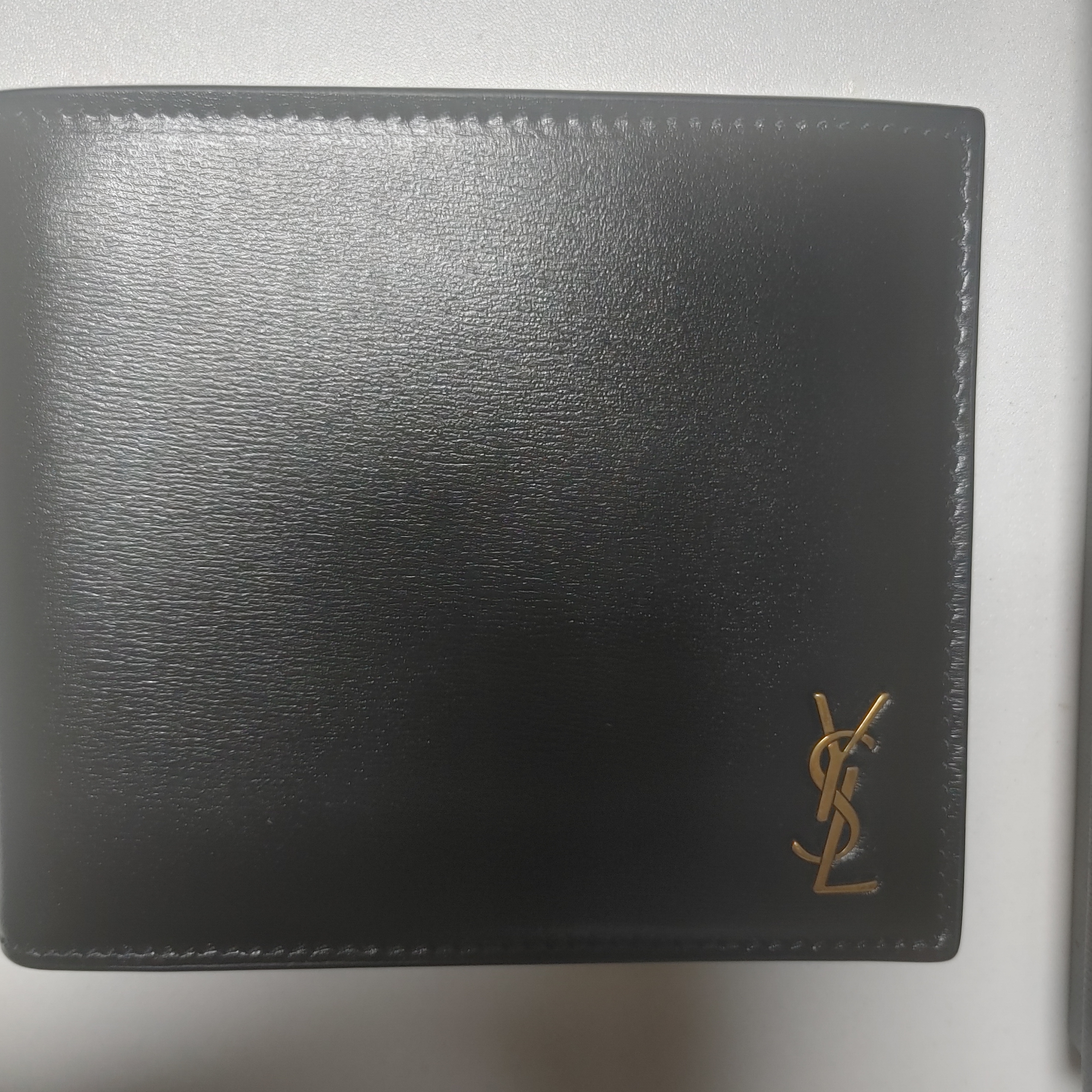 Saint Laurent Tiny Cassandre East/West Wallet in Shiny Leather Black 착용 스타일 - 1
