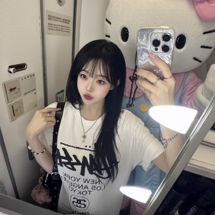 Stussy World Tour T-Shirt White, Gucci Double G Key Necklace Silver 착용 스타일 - 1