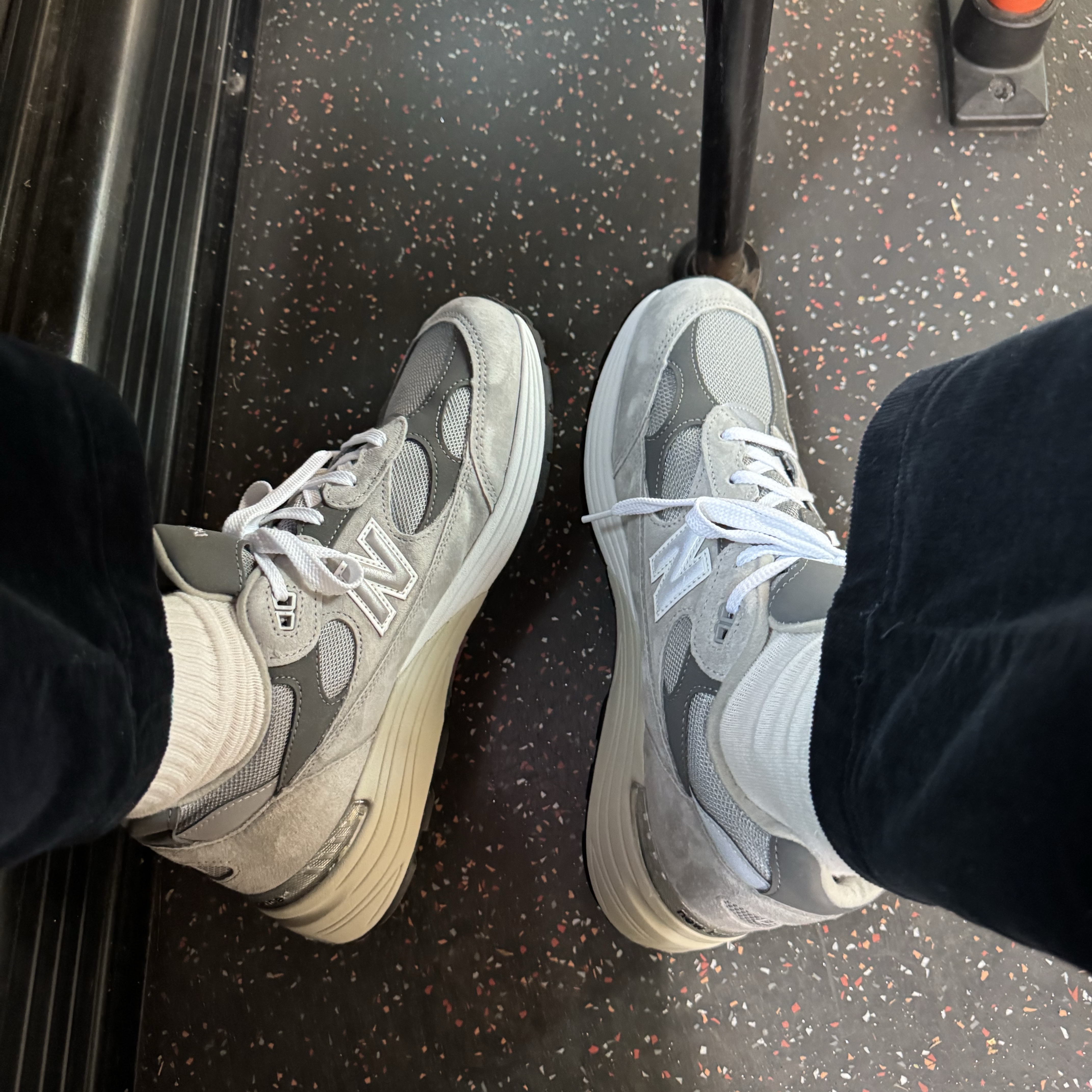 New Balance 992 Made in USA Core Grey Silver Metallic 착용 스타일