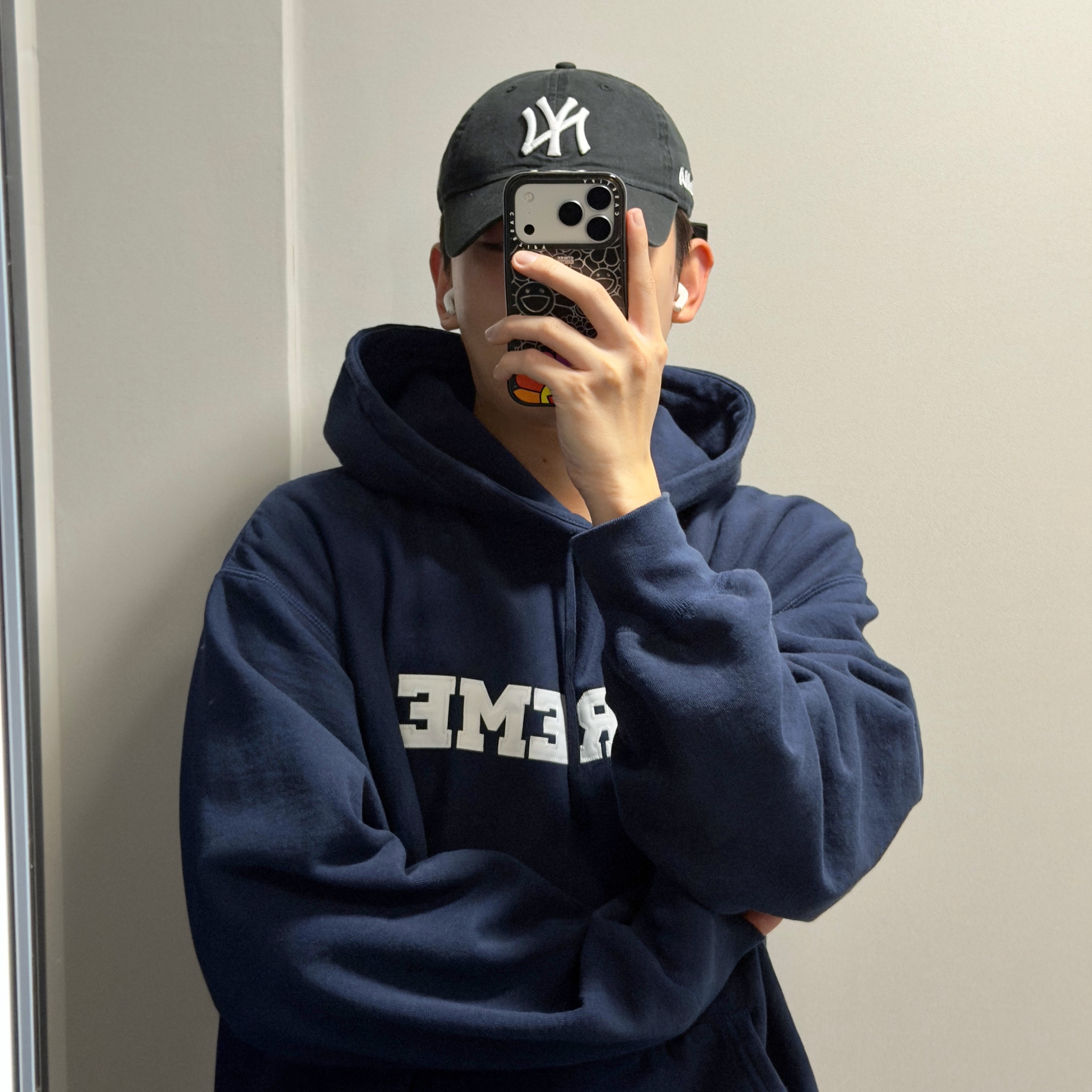 New Era x MoMA New York Yankees Cap Black, Supreme Collegiate Hooded Sweatshirt Navy - 24SS 착용 스타일 - 1