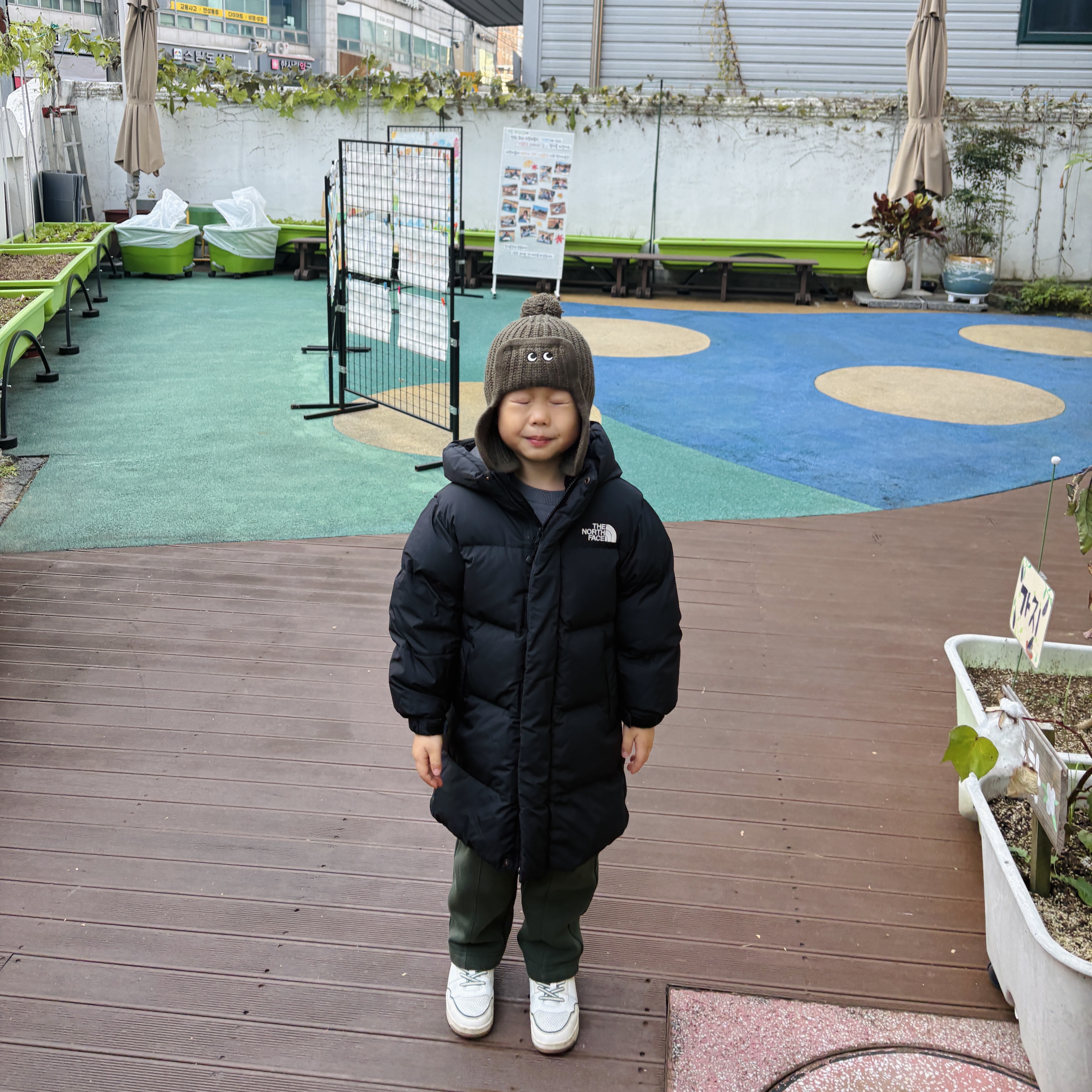(Kids) The North Face Go Free Down Coat Black 착용 스타일 - 5