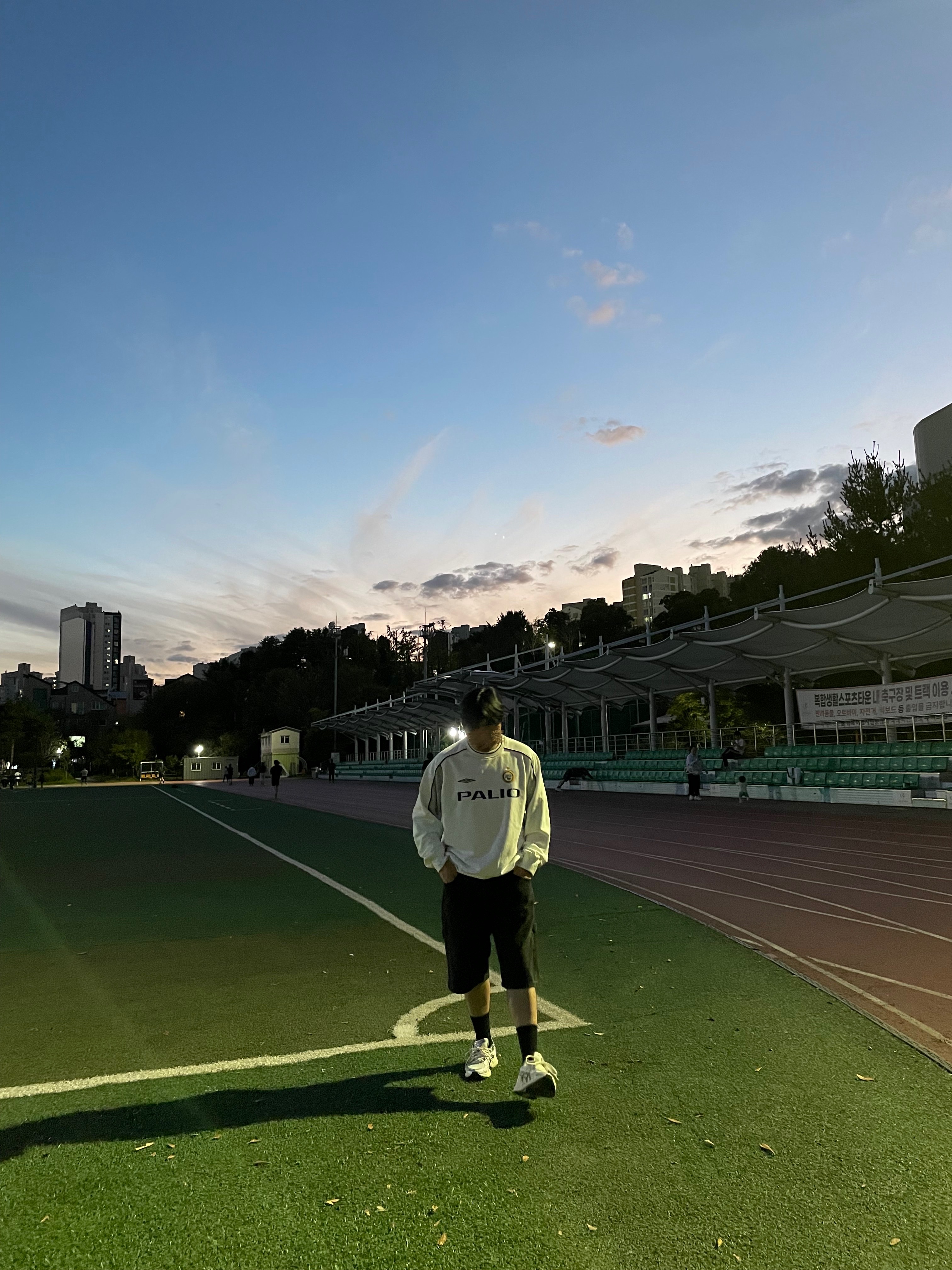 Palace x Umbro Crewneck White - 24SS, Supreme x Nike Denim Short Black - 24SS 착용 스타일 - 2