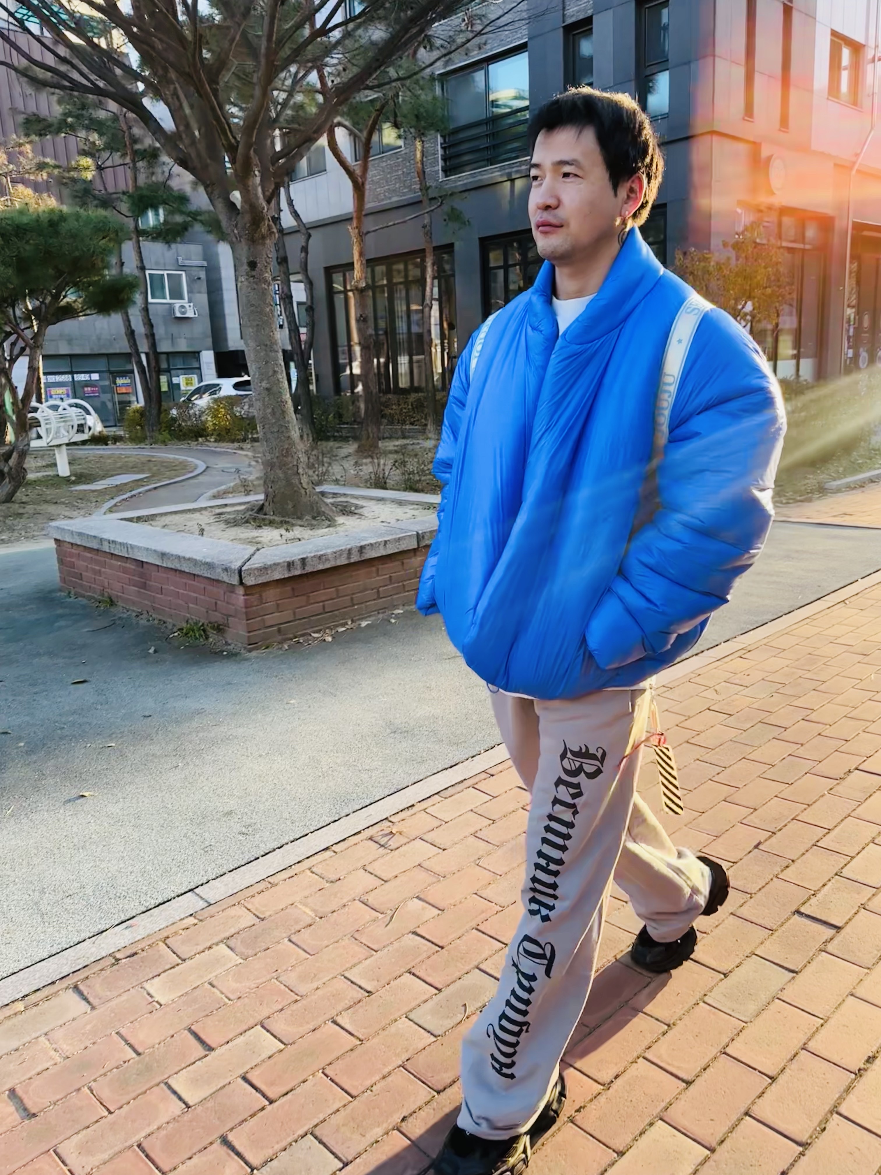 Yeezy Gap Round Jacket Blue, Yeezy x Gosha Rubchinskiy Tribune Herald SP-01 Pants Mocha 착용 스타일 - 2