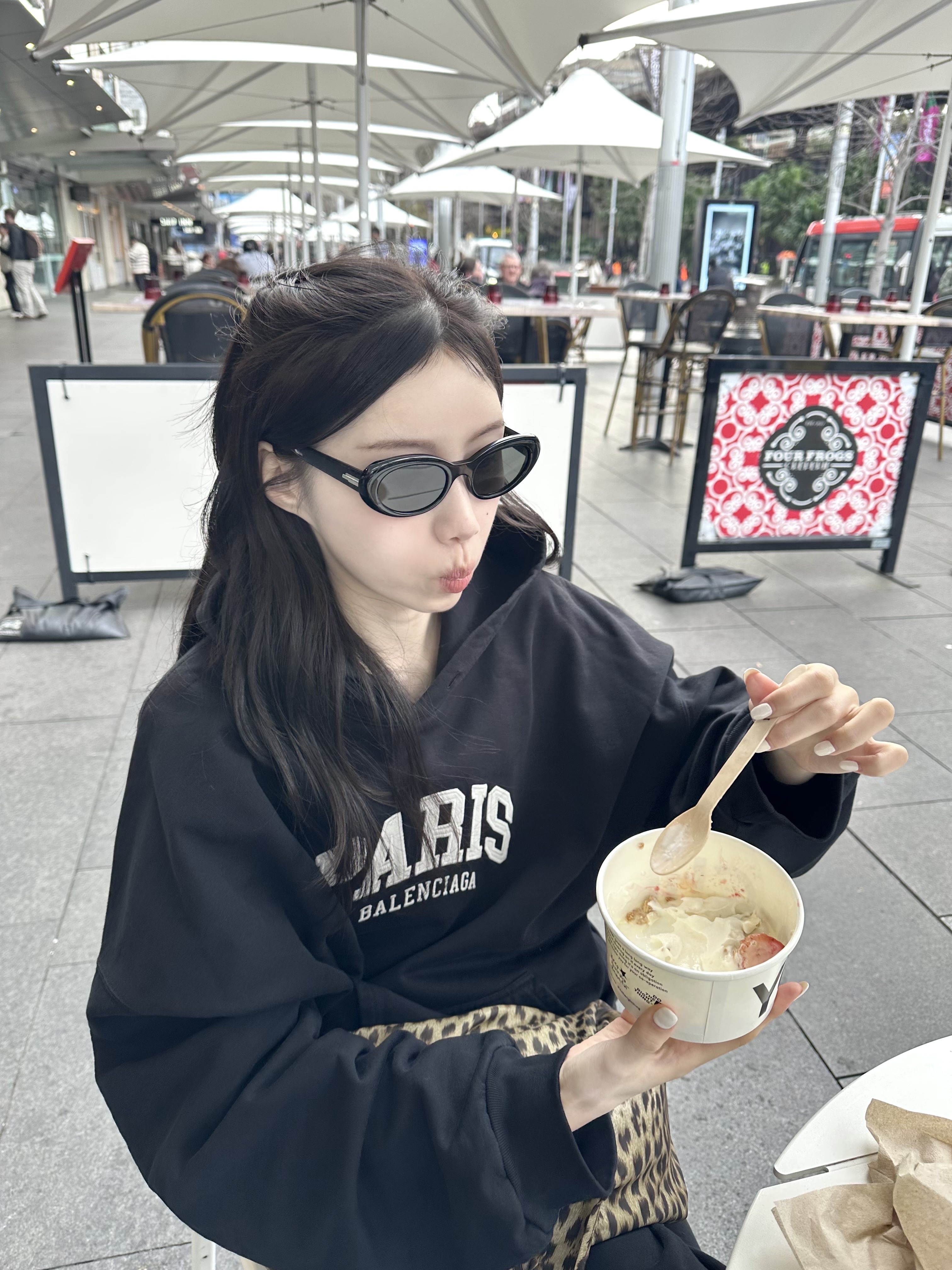 Balenciaga Cities Paris Hoodie Wide Fit Black, Balenciaga 3B Sports Icon Track Pants Black 착용 스타일 - 5