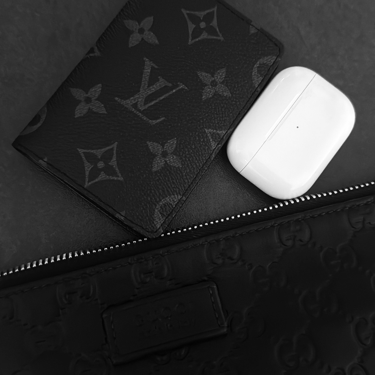 Gucci Micro Ssima Clutch Black, Louis Vuitton Pocket Organizer Monogram Eclipse 착용 스타일