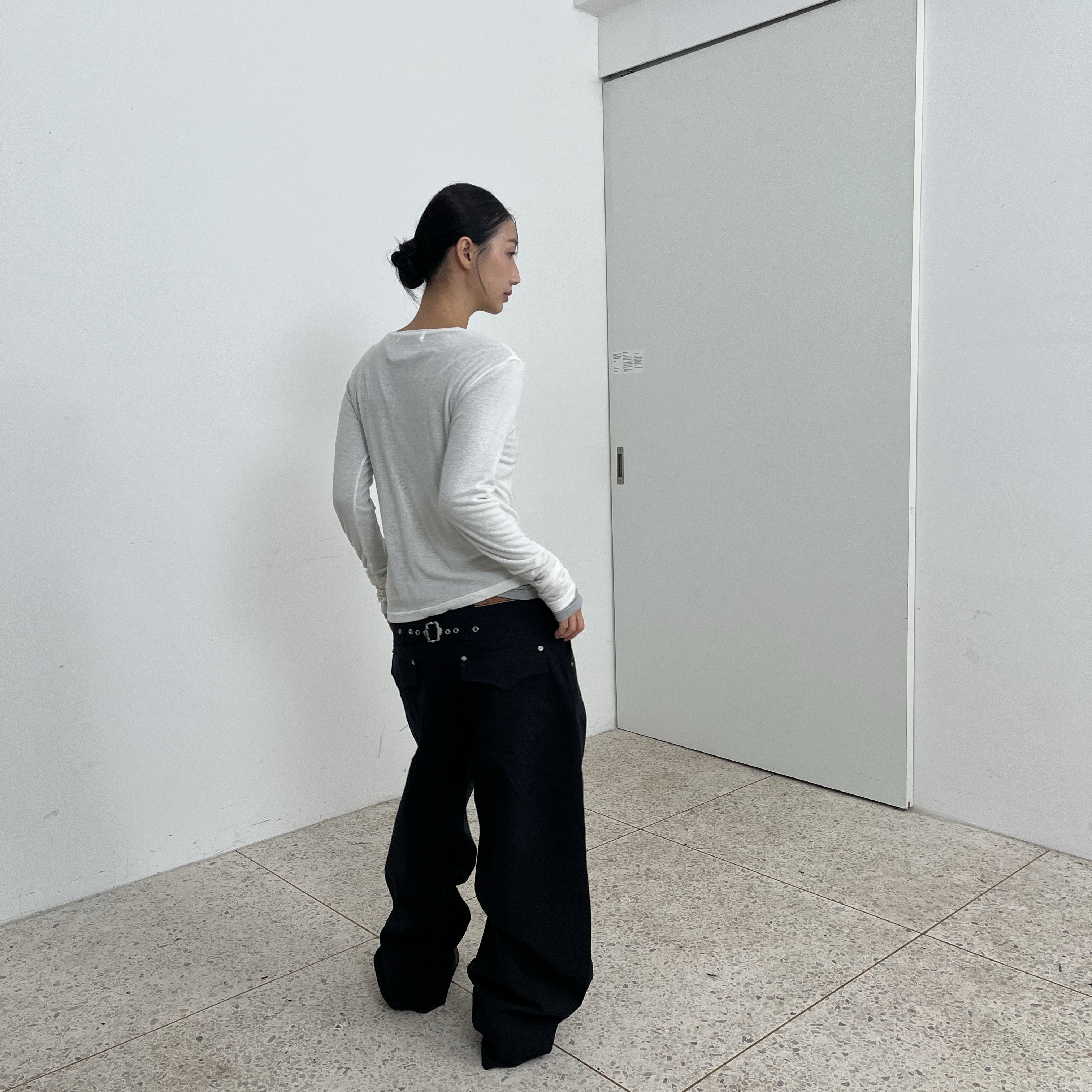 Blue Sunflower Curved Heritage Cinch Back Pants Black, Blue Sunflower Layered Long Sleeve T-Shirt Ivory 착용 스타일 - 1