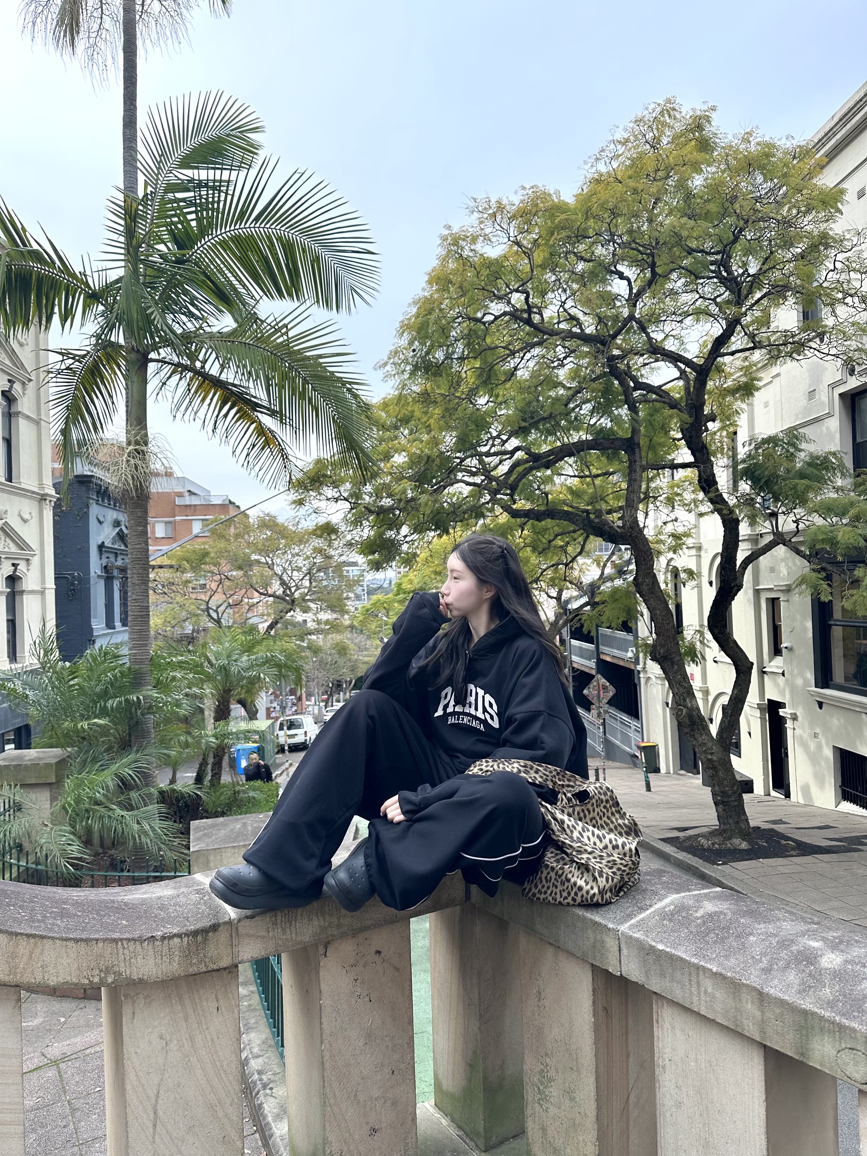 Balenciaga Cities Paris Hoodie Wide Fit Black, Balenciaga 3B Sports Icon Track Pants Black 착용 스타일 - 3