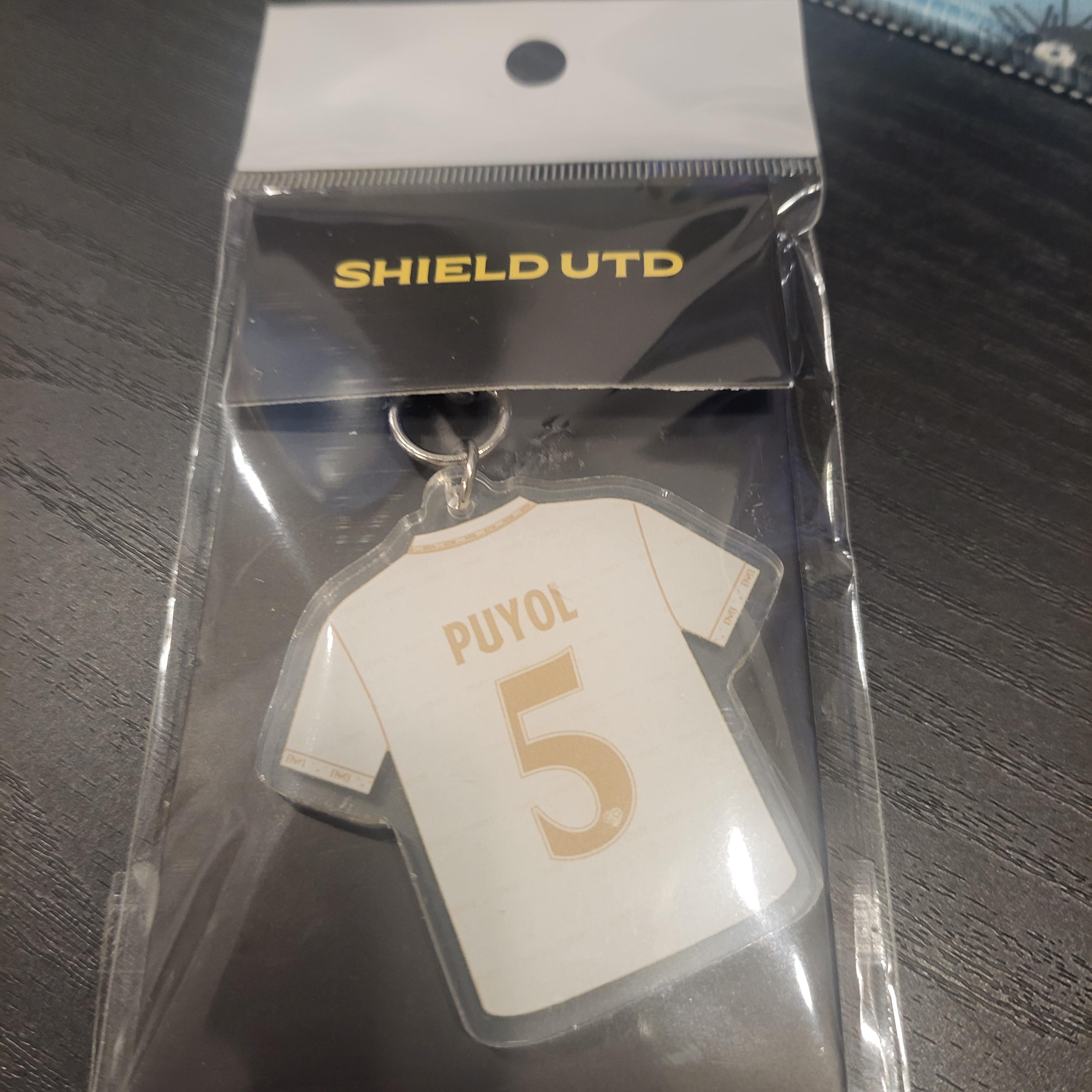 [PRE-ORDER] SHIELD UTD Acrylic Uniform Keyring White 착용 스타일