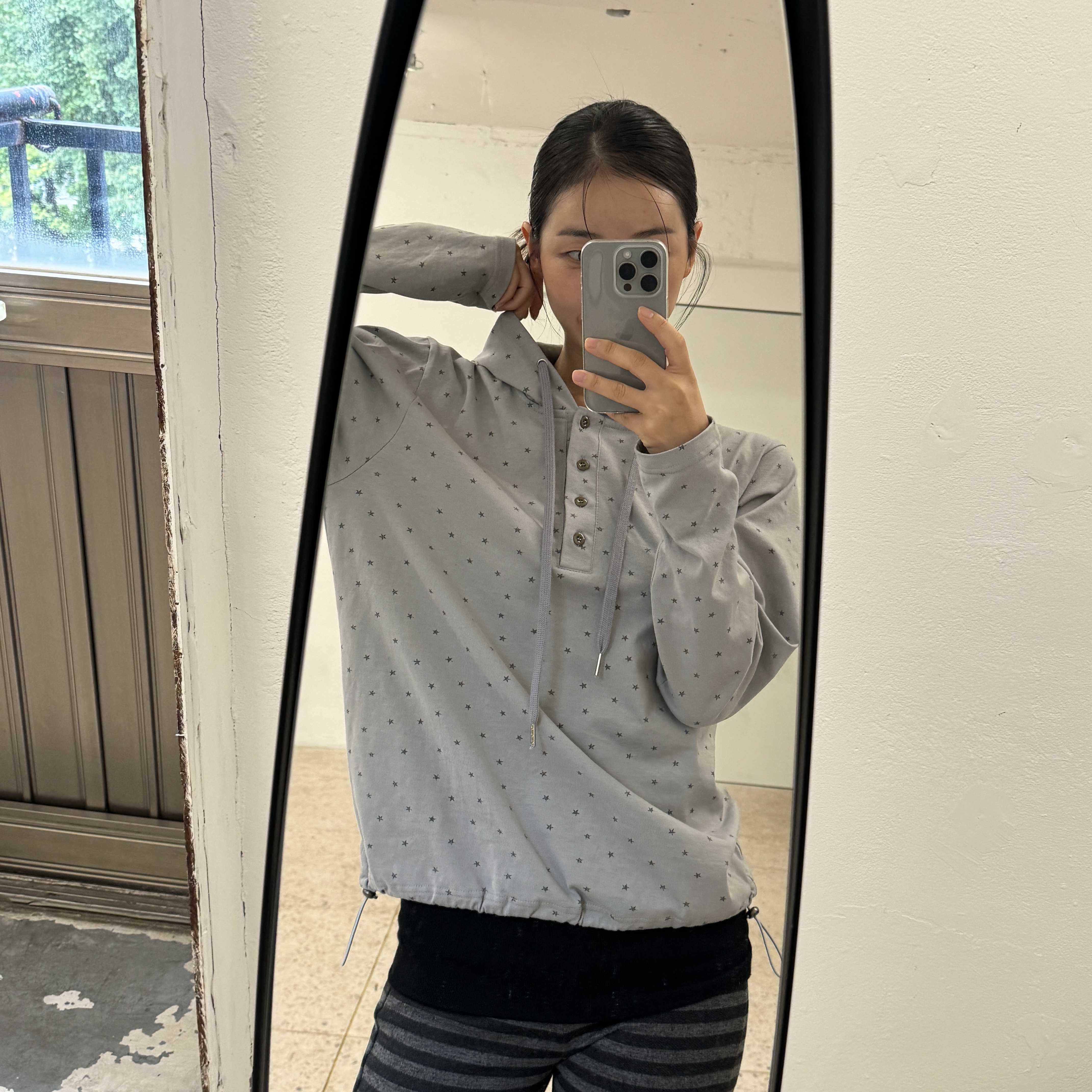 Blue Sunflower Folding Stripe Sweatpants, Blue Sunflower Star String Hoodie 착용 스타일 - 2