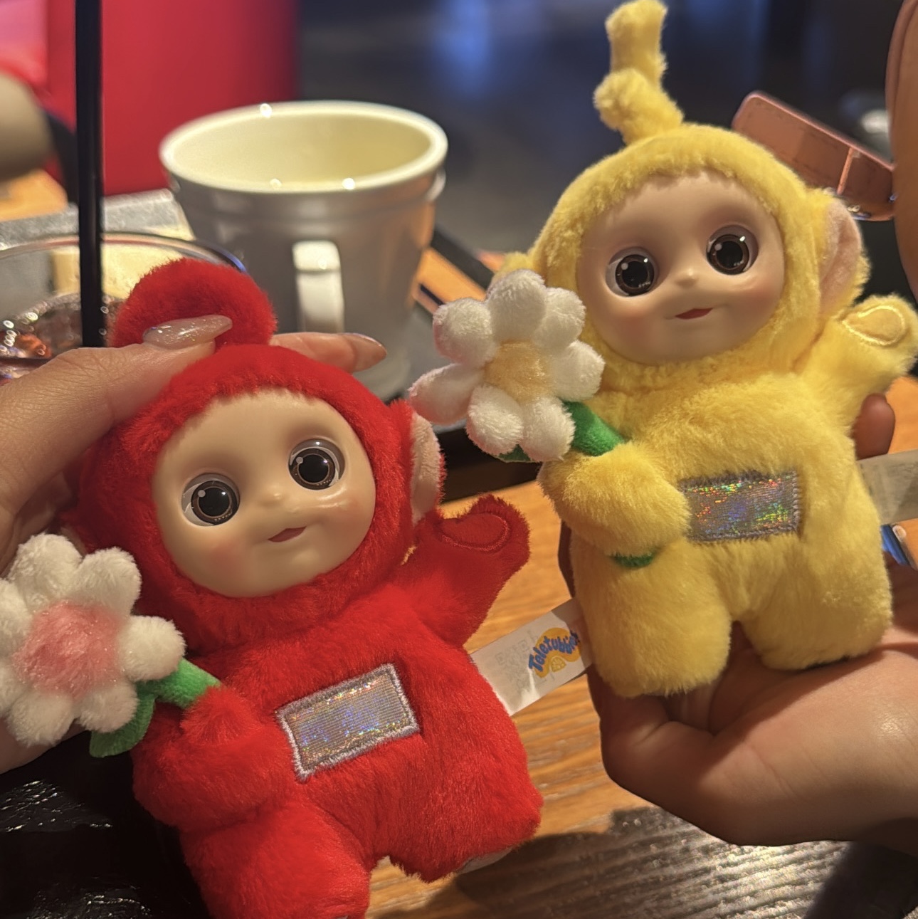 Pop Mart Teletubbies Say Hello Series Figures Sealed Case Laa Laa's Energetic Flower (Opened Case), Pop Mart Teletubbies Say Hello Series Figures Sealed Case Po's Happy Flower (Opened Case) 착용 스타일