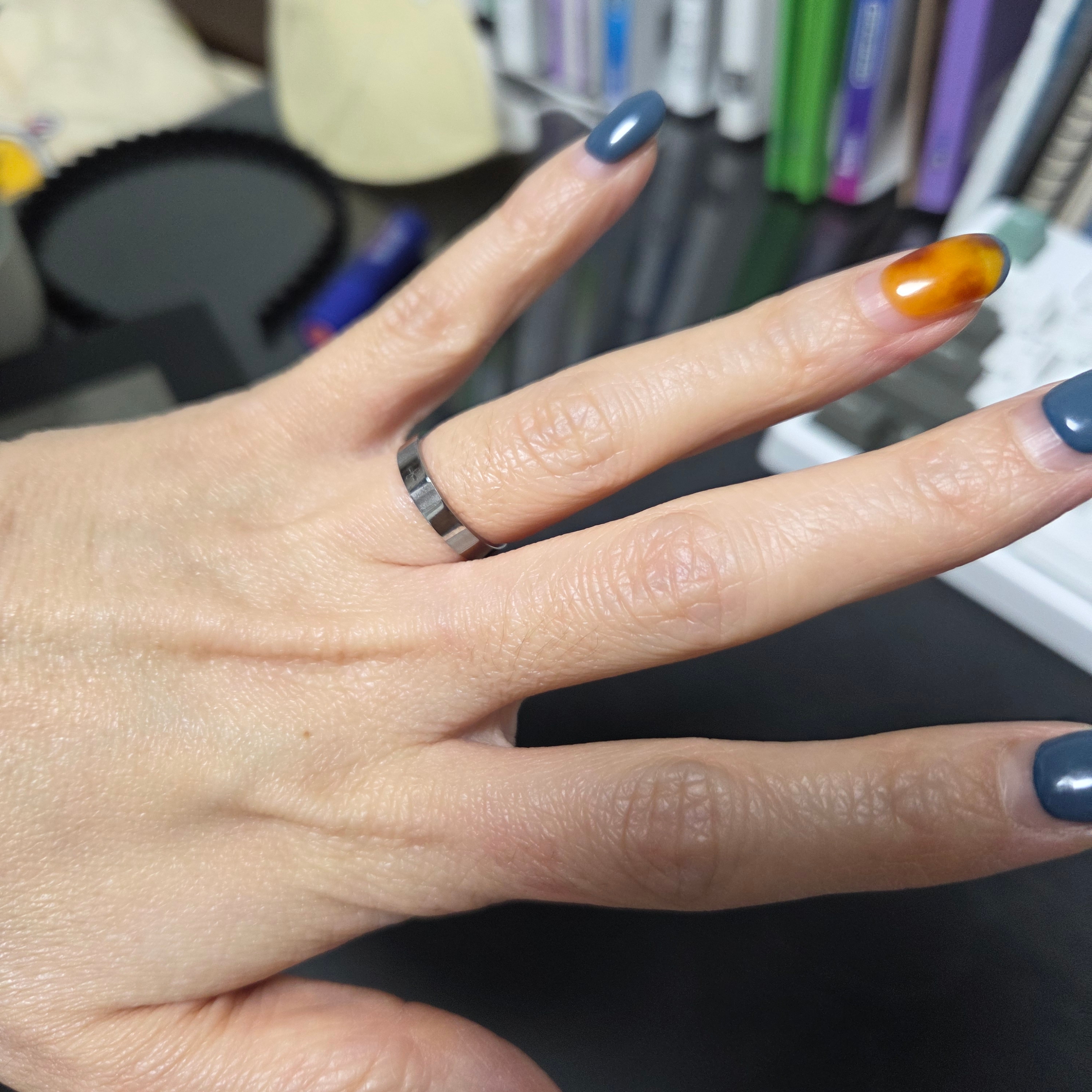 Riomeu Cutting Glossy Matte Ring 착용 스타일 - 3