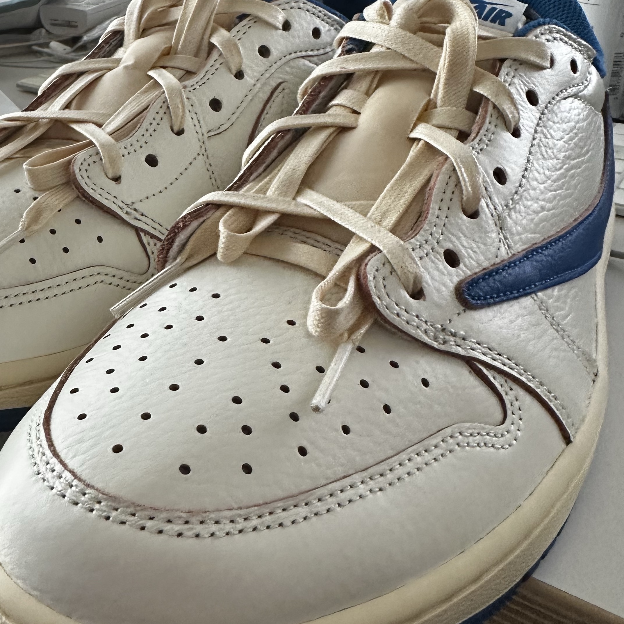 Jordan 1 x Travis Scott x Fragment Retro Low OG SP Sail Military Blue 착용 스타일 - 2