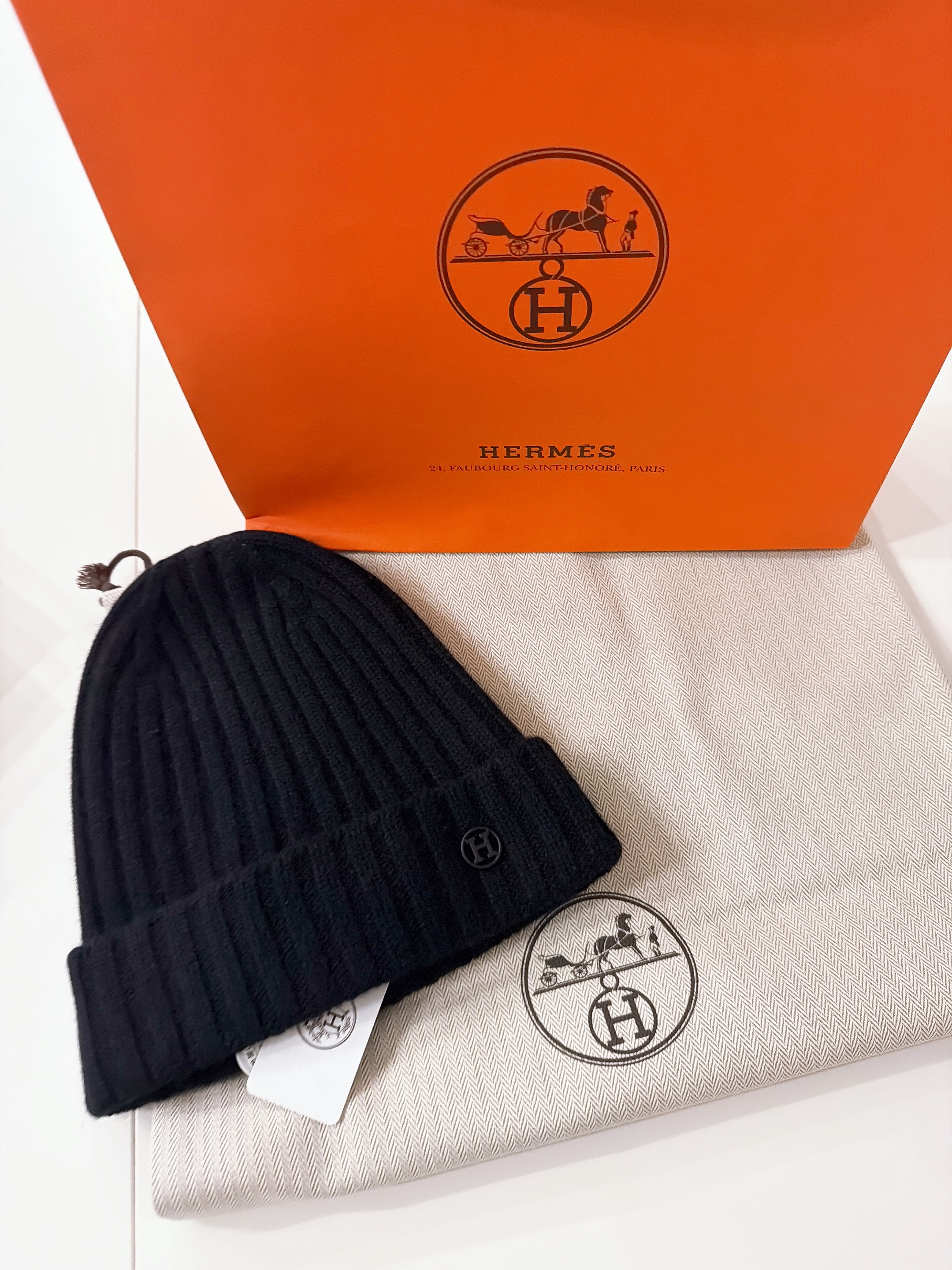 Hermes H Loop Beanie Cashmere & Marine 착용 스타일