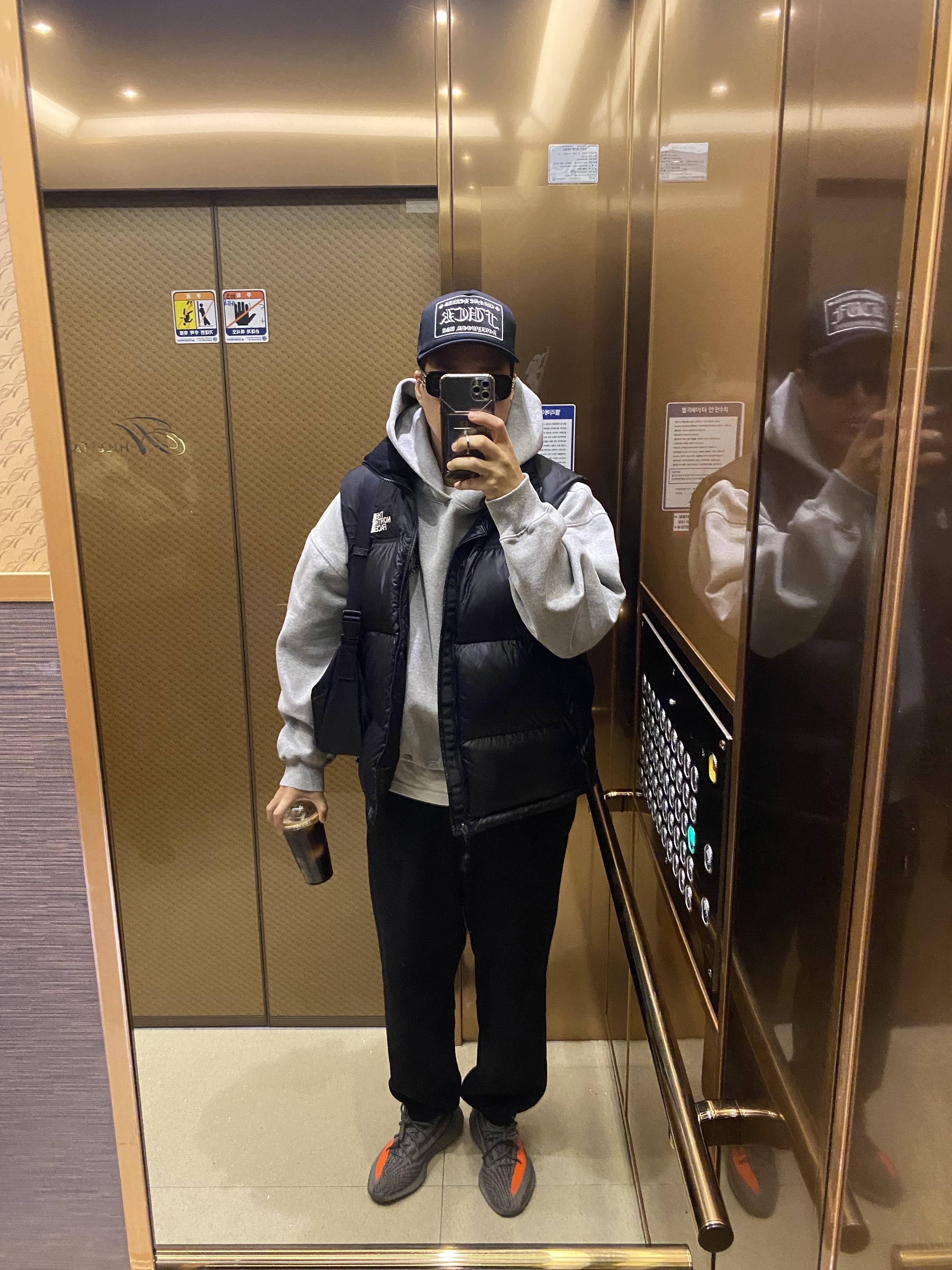 Chrome Hearts Fuck Hollywood Trucker Hat Black, Punch Drunk Parties Circle Logo Oversized Hoodie Gray 착용 스타일