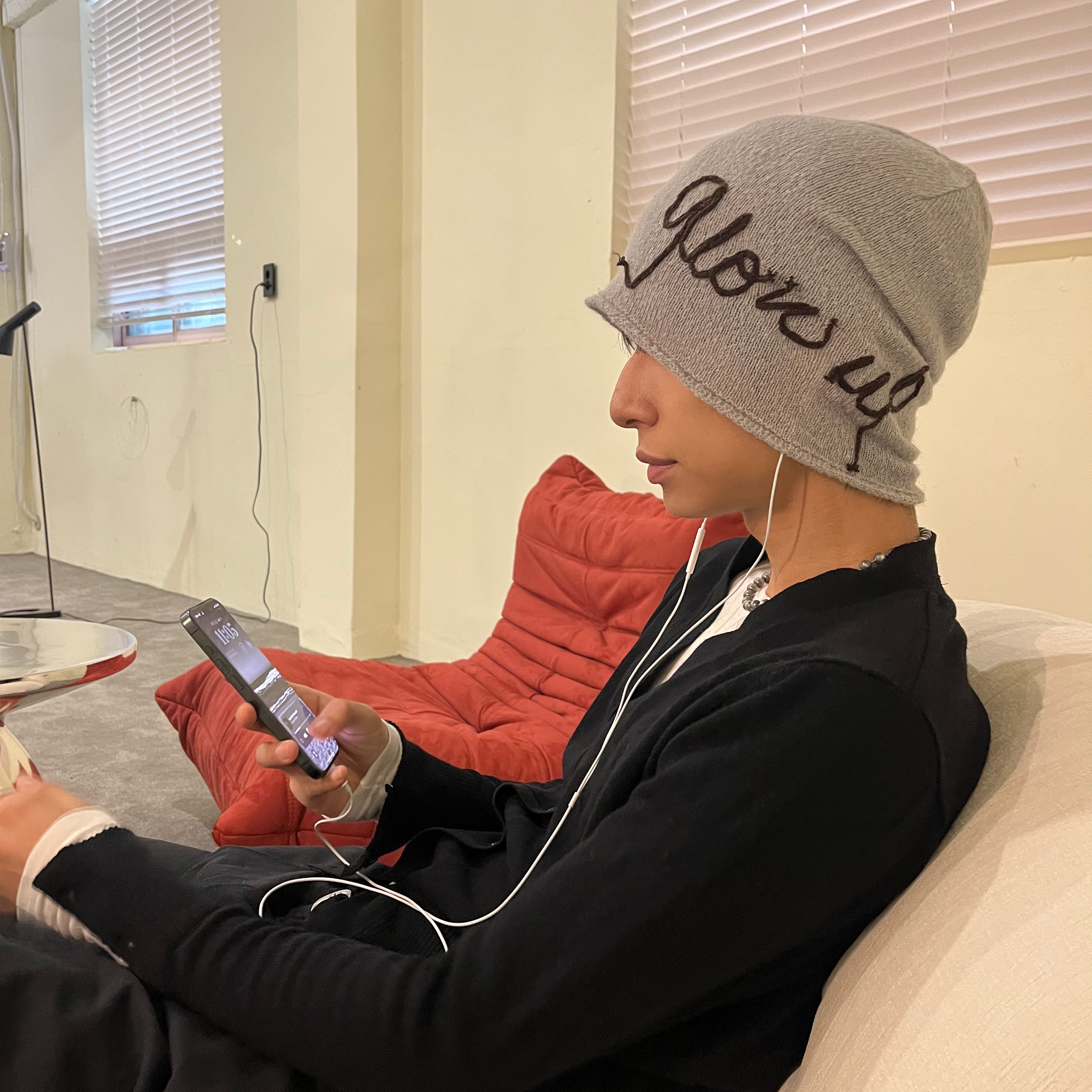 Blue Sunflower Curved Heritage Cinch Back Pants Black, Blue Sunflower Mohair Glow Up Beanie Grey 착용 스타일 - 3