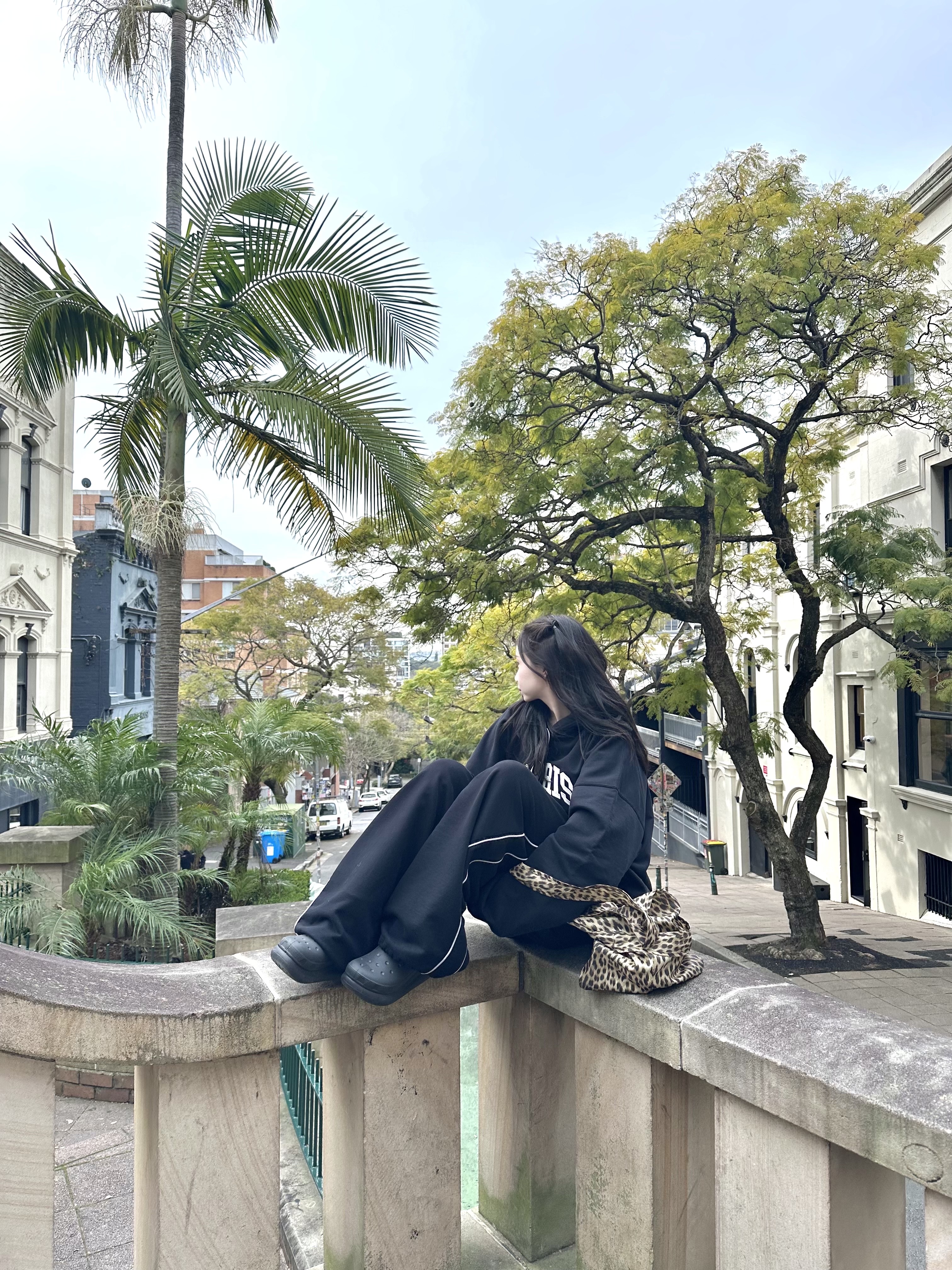 Balenciaga Cities Paris Hoodie Wide Fit Black, Balenciaga 3B Sports Icon Track Pants Black 착용 스타일 - 2