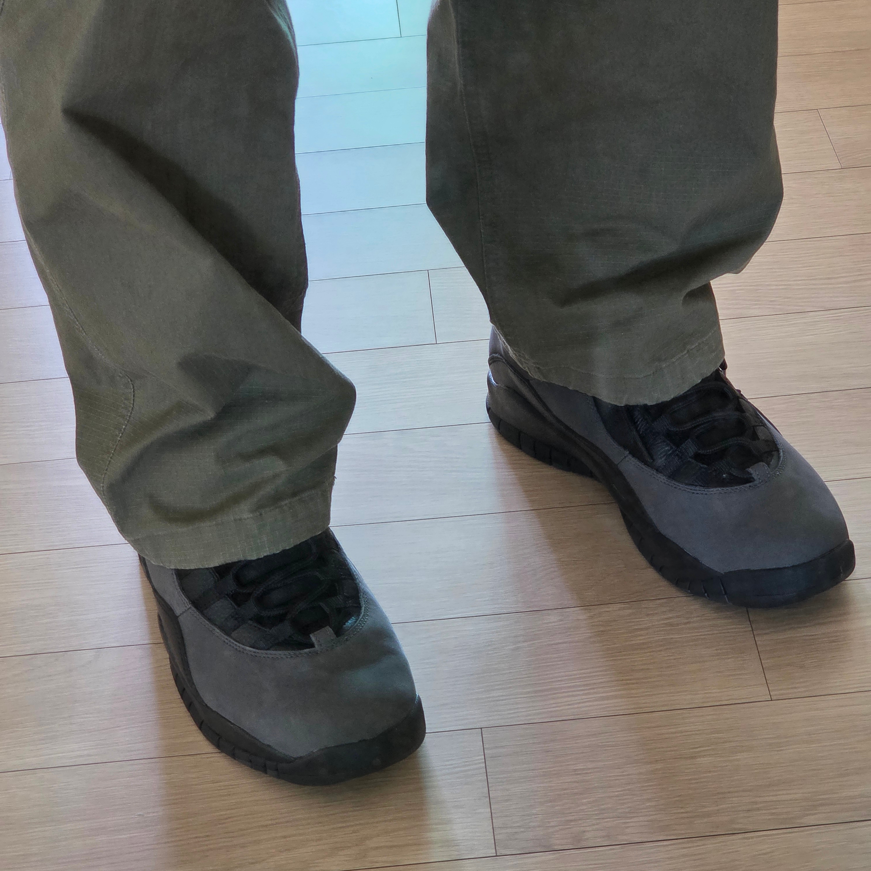 Jordan 10 Retro Shadow Charred Grey and Black, Jordan 10 Retro Light Steel Grey 착용 스타일 - 1