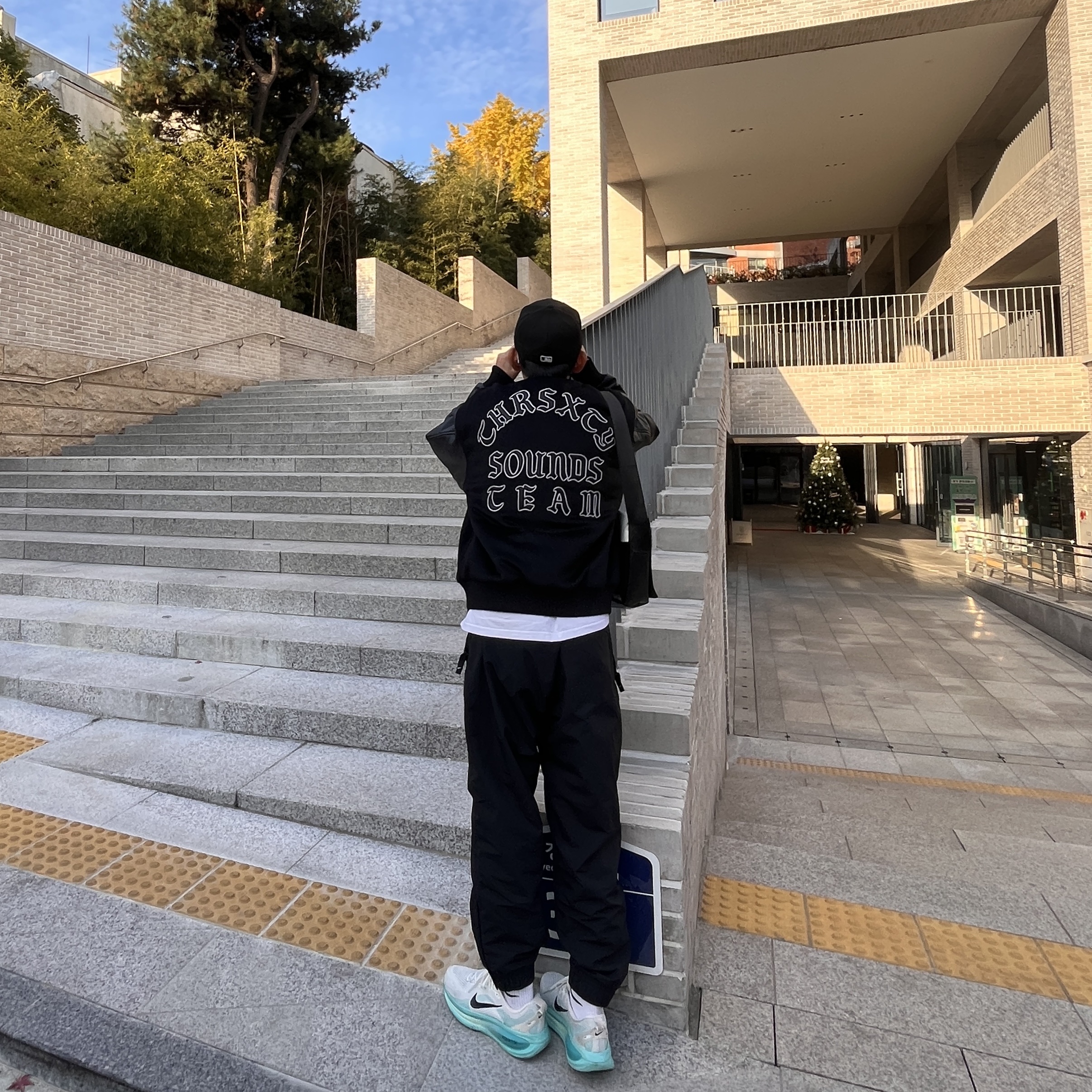 New Era x 360 Sounds Varsity Jacket Black 착용 스타일 - 2