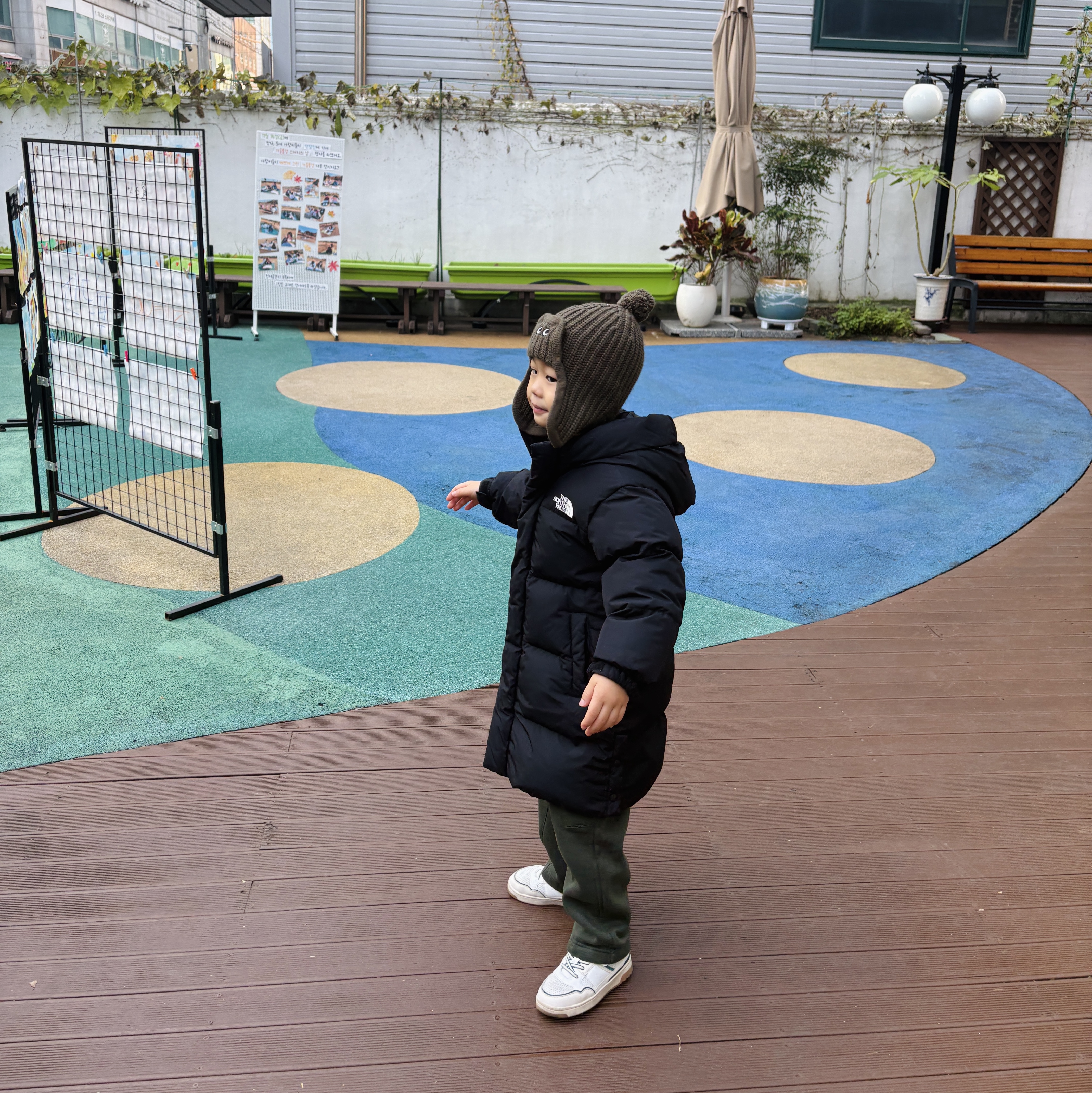 (Kids) The North Face Go Free Down Coat Black 착용 스타일 - 3