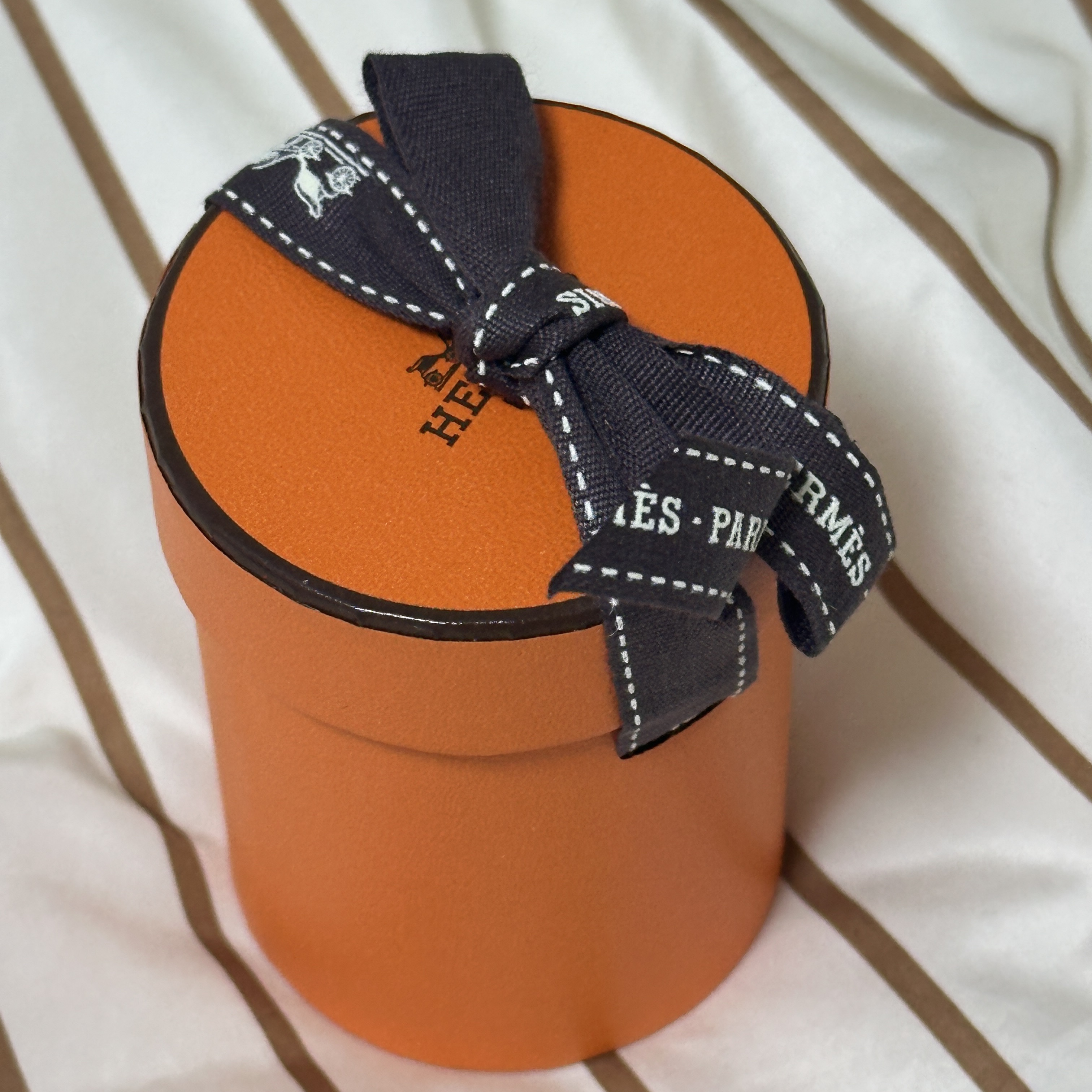 (W) Hermes Bouquets Sellier Twilly Blanc Noir Caramel 착용 스타일 - 2