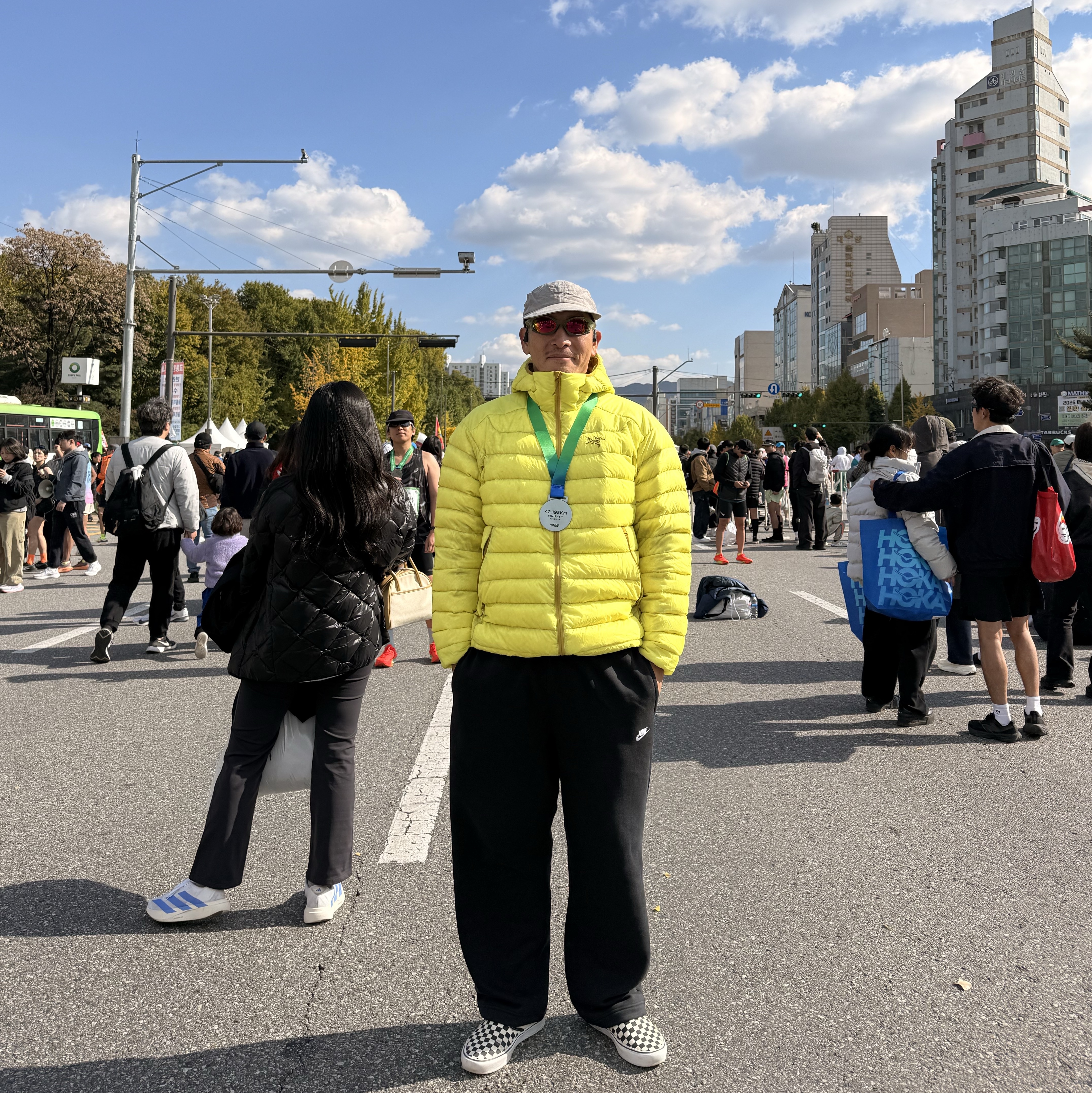 Arc'teryx Cerium Hoody Oracle, Vans Slip-On ComfyCush Checkerboard 착용 스타일