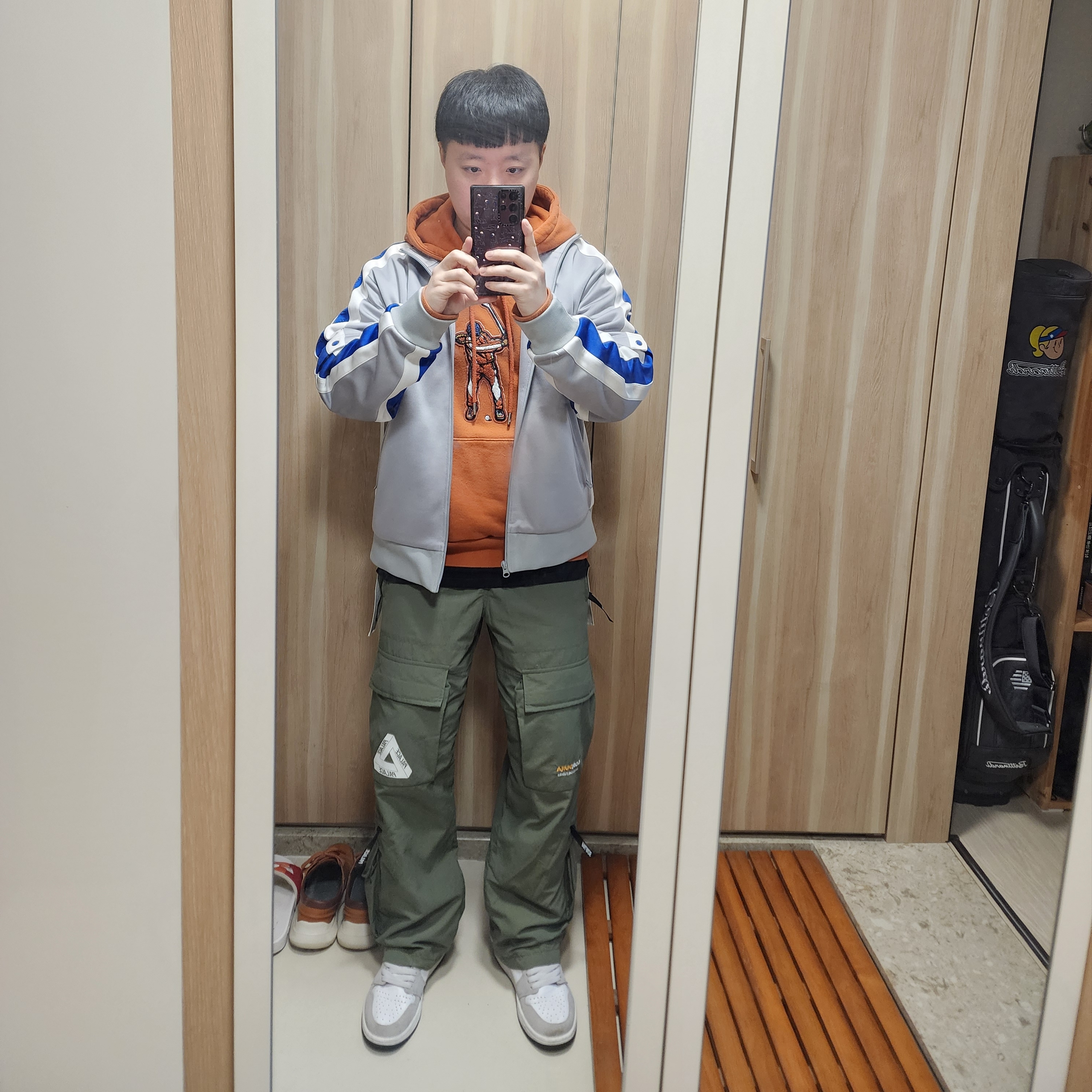 Palace Cordura RS Shell Cargos Olive - 22FW, Supreme x Umbro Snap Sleeve Jacket Light Grey - 23SS 착용 스타일